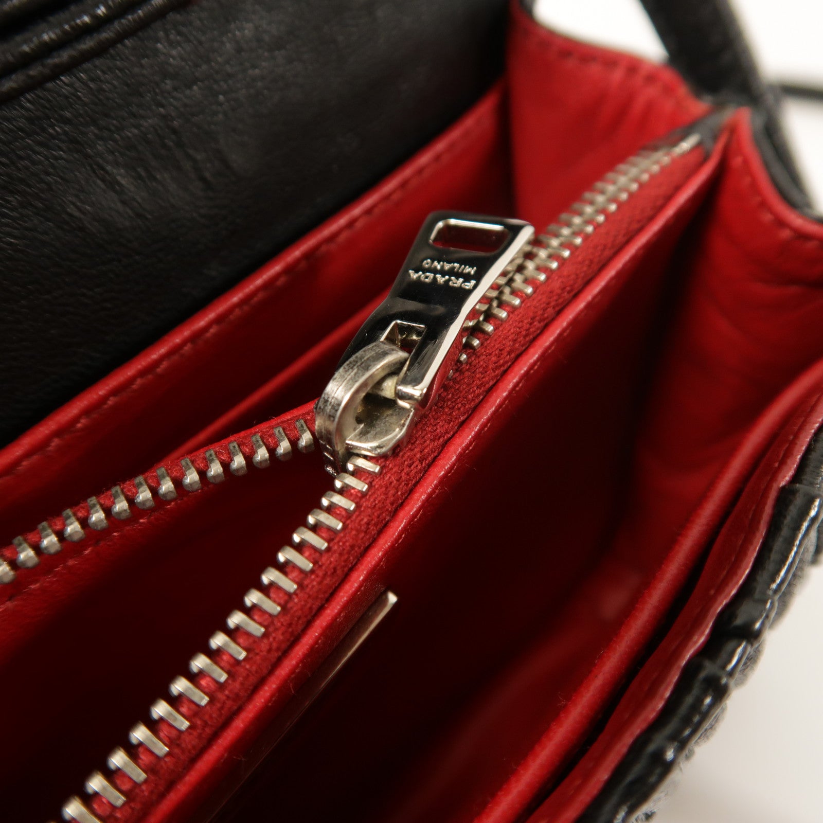 PRADA 牛皮皮革Shoulder銀扣肩背袋
