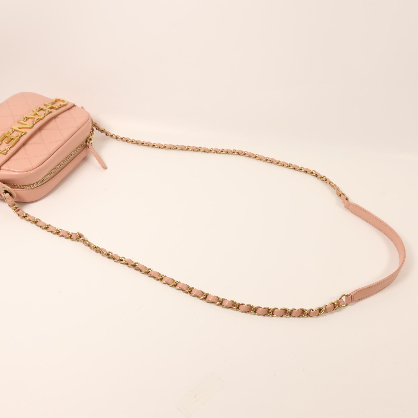 CHANEL 牛皮皮革Camera Shoulder Bag金扣鏈帶肩背袋