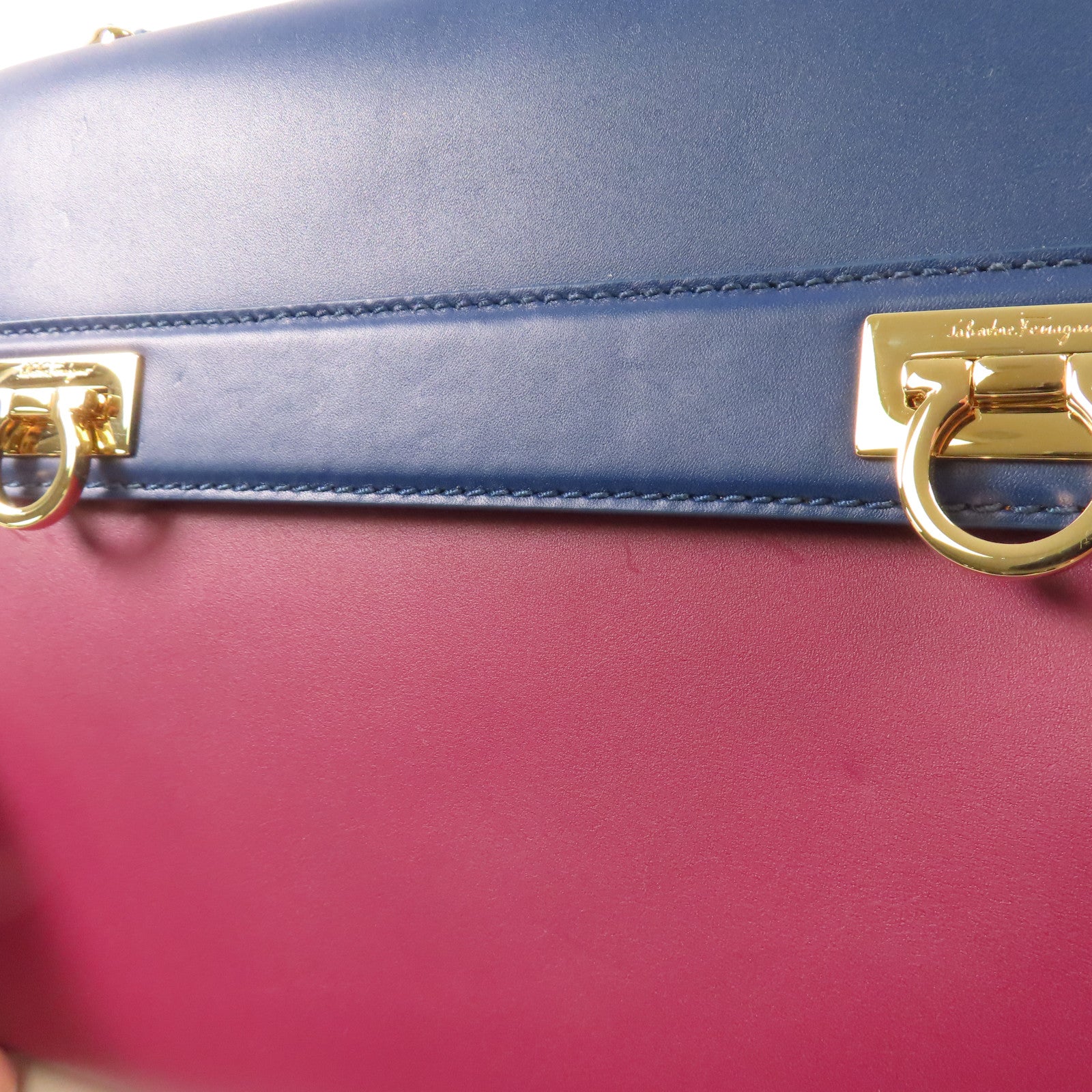 Salvatore Ferragamo 牛皮皮革Shoulder Bag金扣肩背袋