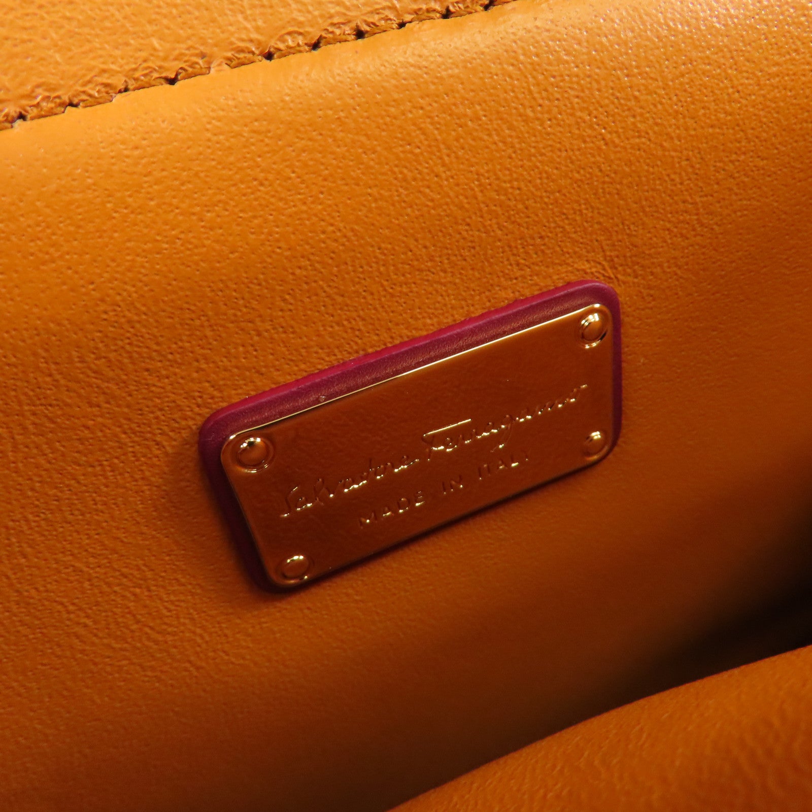 Salvatore Ferragamo 牛皮皮革Shoulder Bag金扣肩背袋