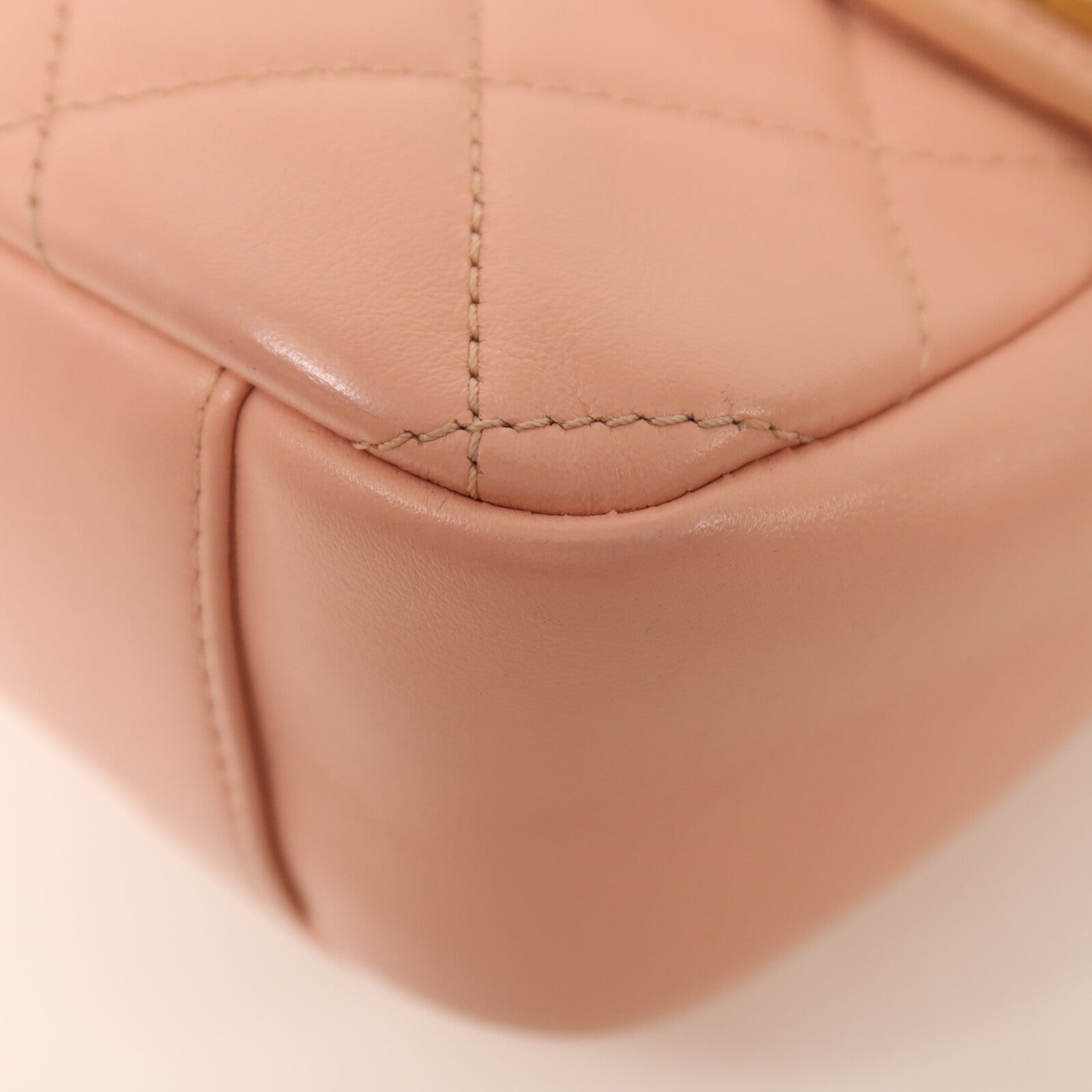 CHANEL 牛皮皮革Camera Shoulder Bag金扣鏈帶肩背袋
