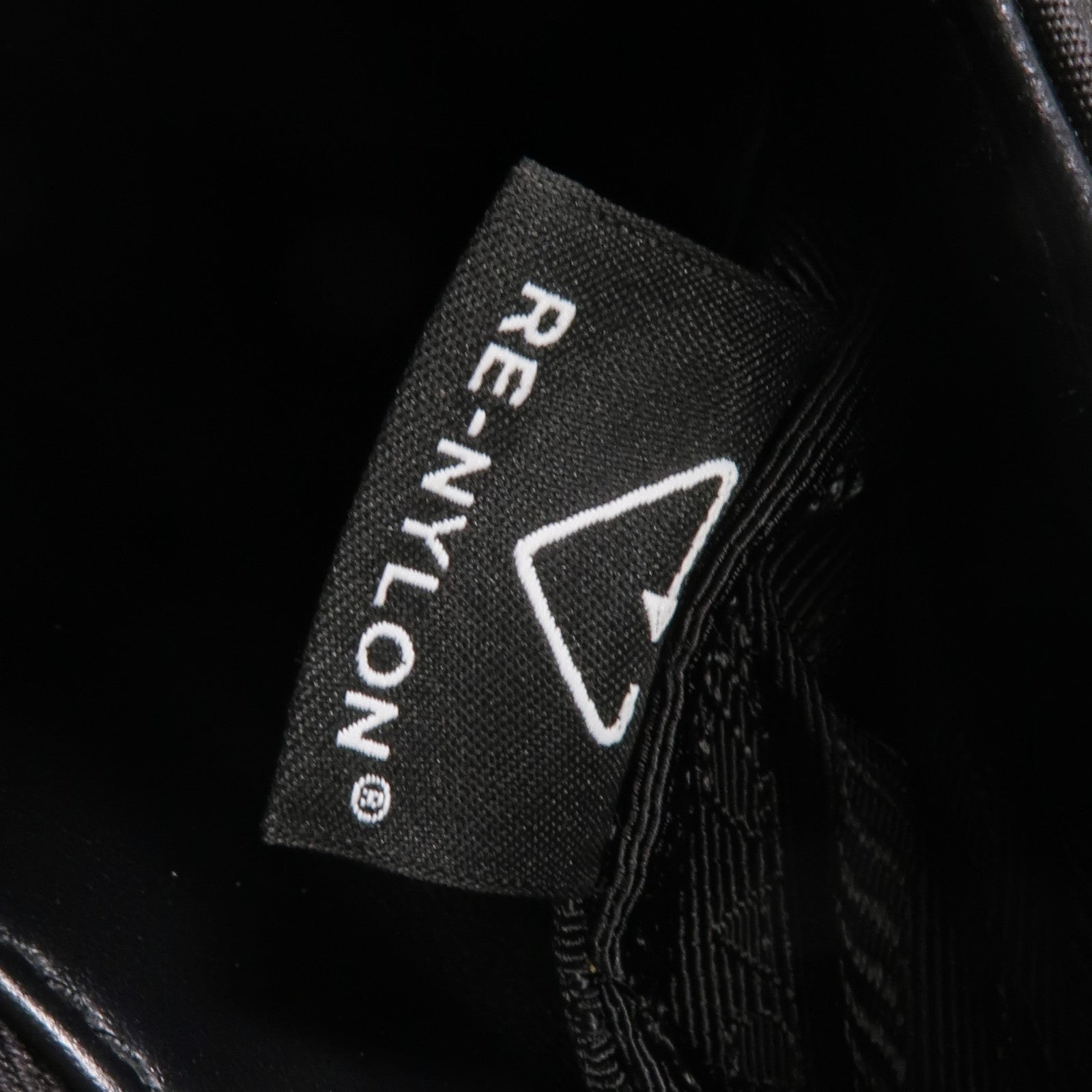 PRADA 尼龍/皮革Shoulder Bag銀扣肩背袋