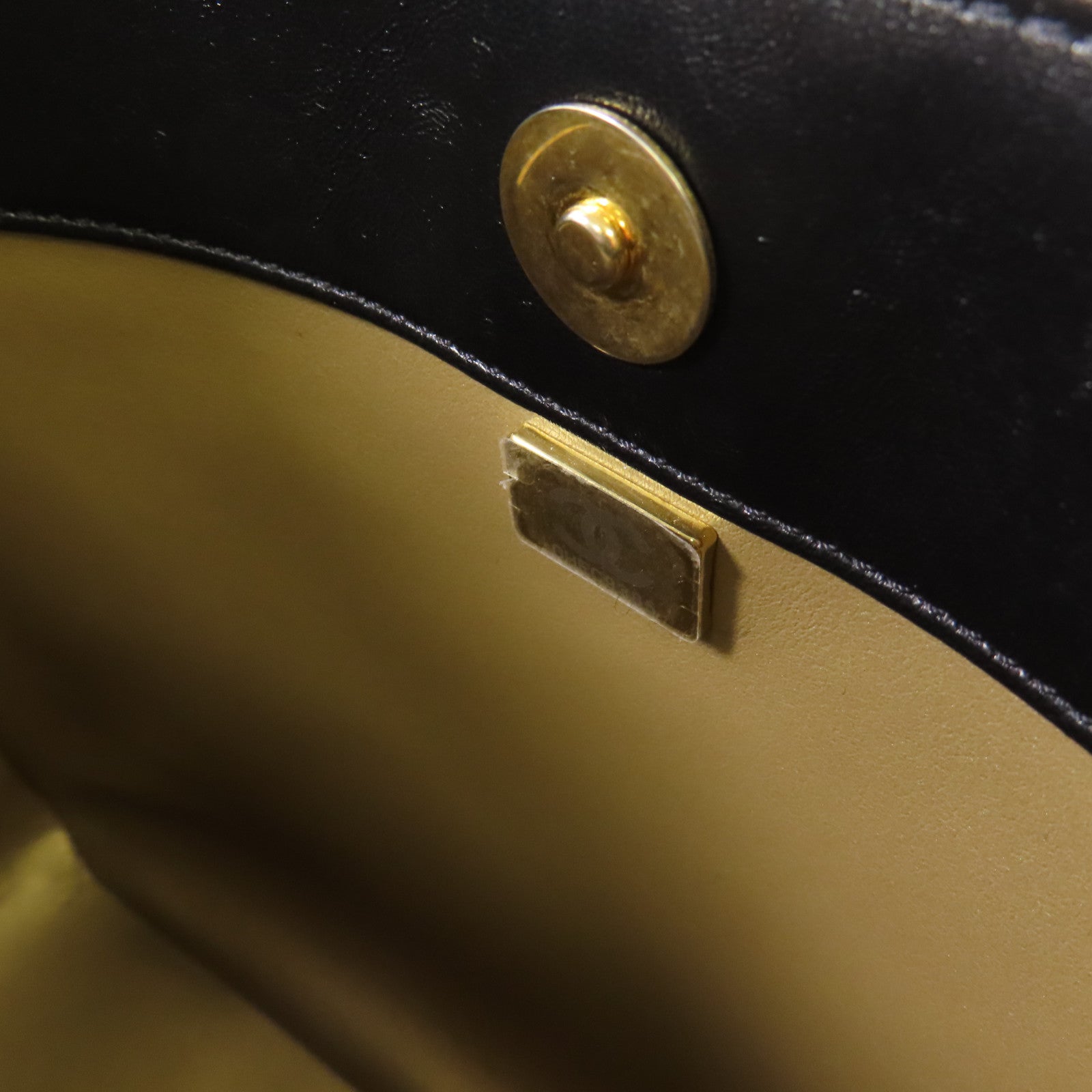 CHANEL 牛皮皮革Hobo金扣鏈帶肩背袋
