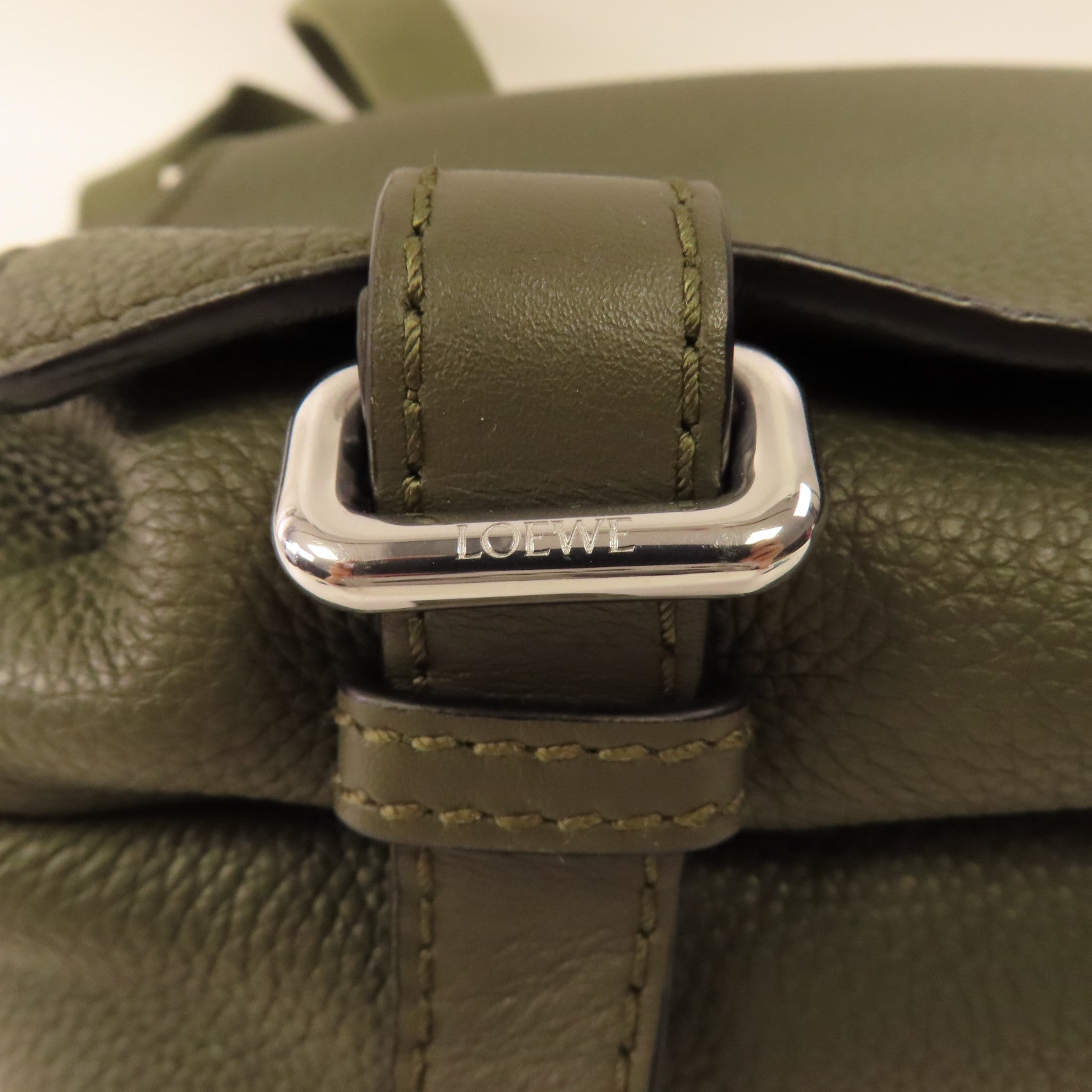LOEWE 牛皮皮革Military XS銀扣肩背袋