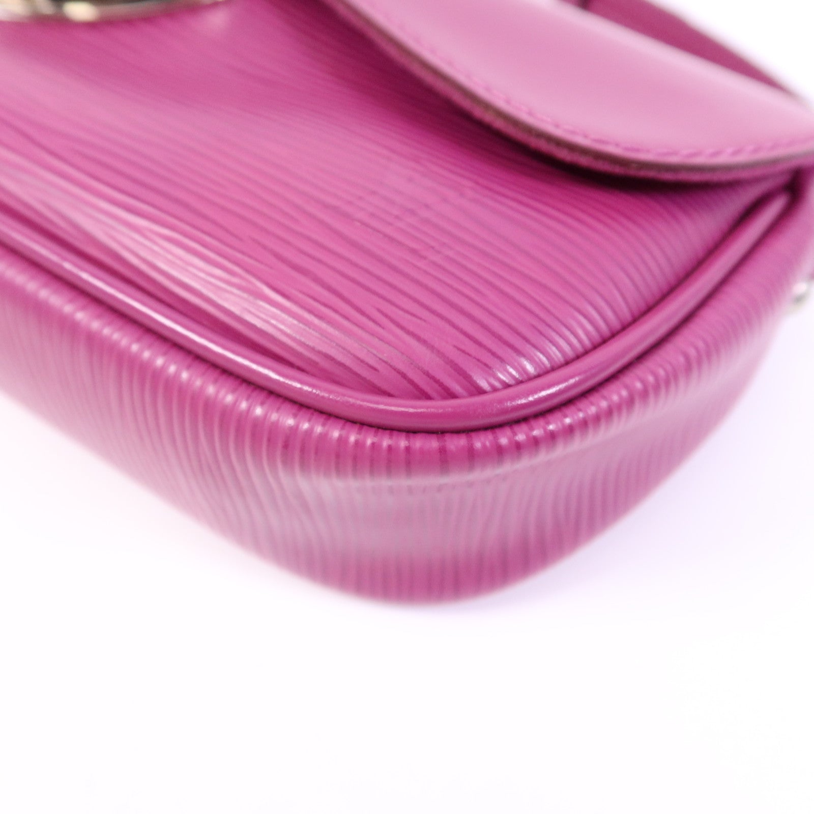 LOUIS VUITTON Epi Pochette Montaigne銀扣肩背袋