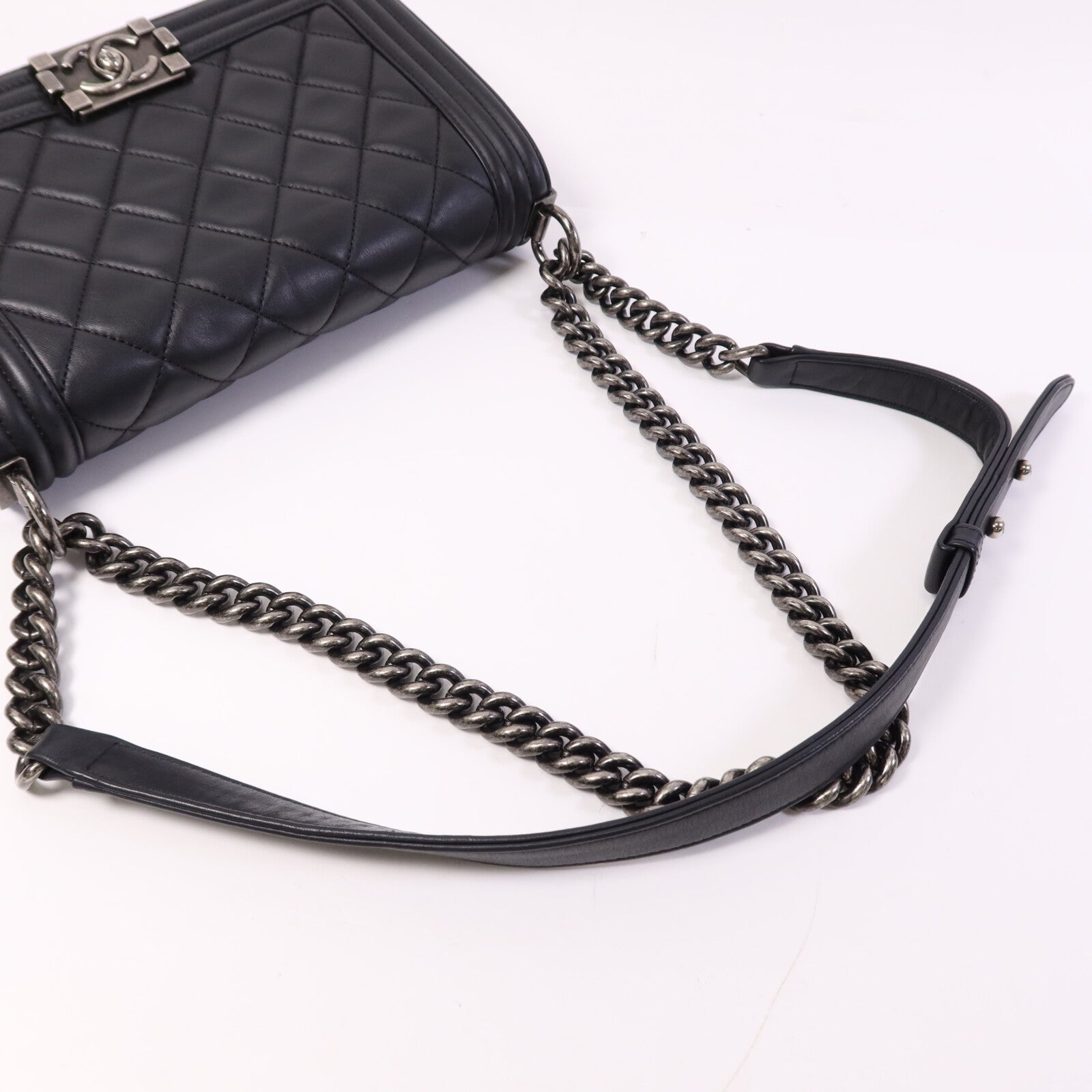 CHANEL 牛皮皮革Boy 25銀扣鏈帶肩背包