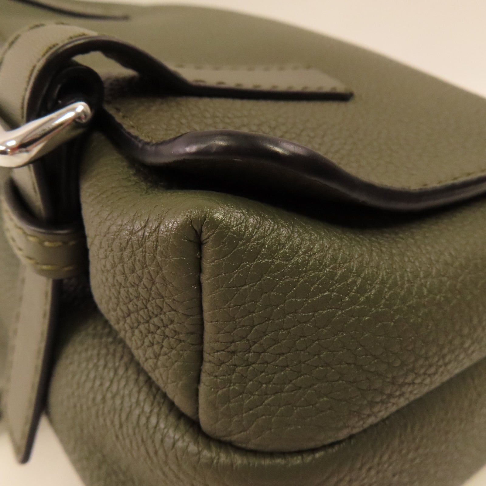 LOEWE 牛皮皮革Military XS銀扣肩背袋