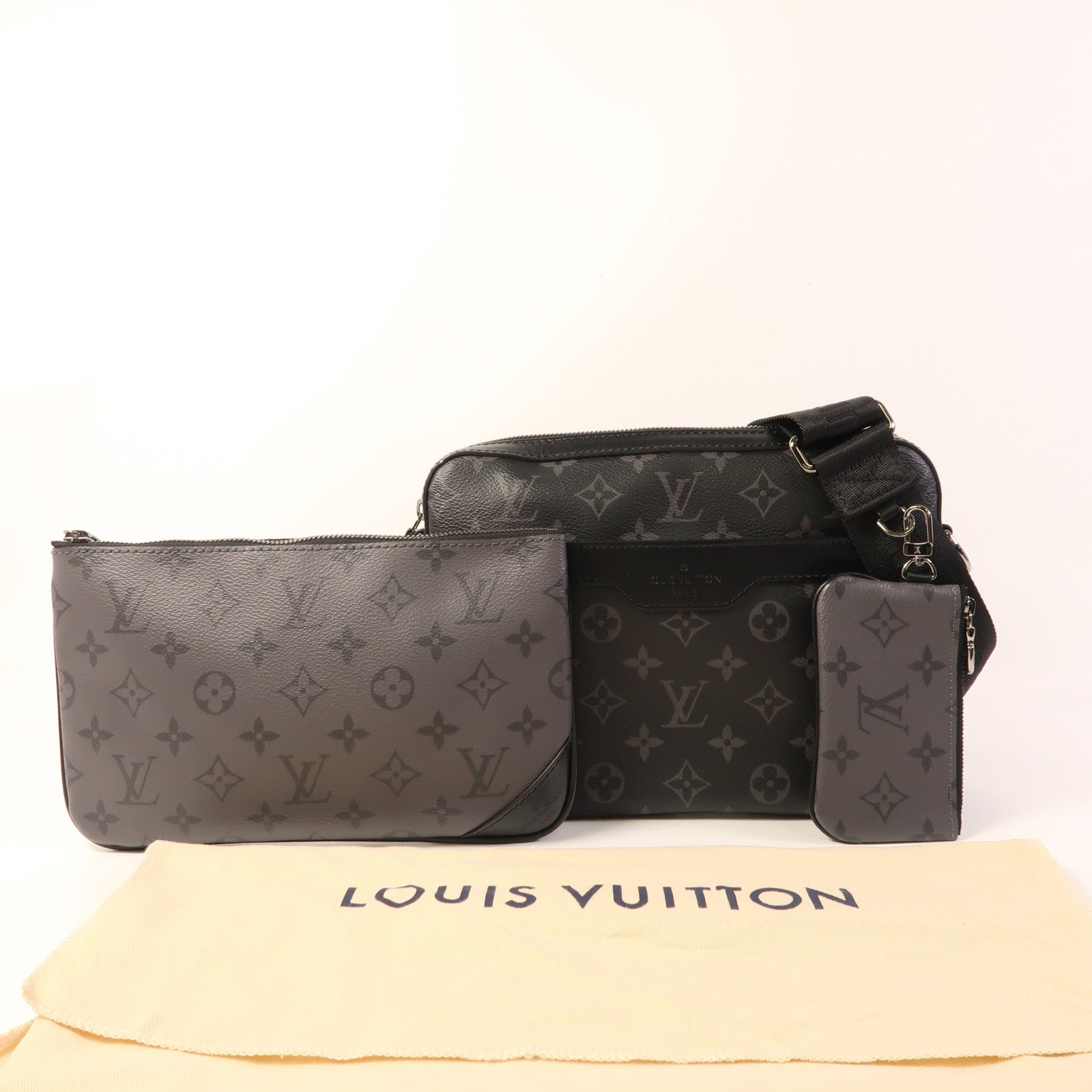 LOUIS VUITTON Monogram Eclipse Reverse Trio Messenger銀扣肩背袋灰色
