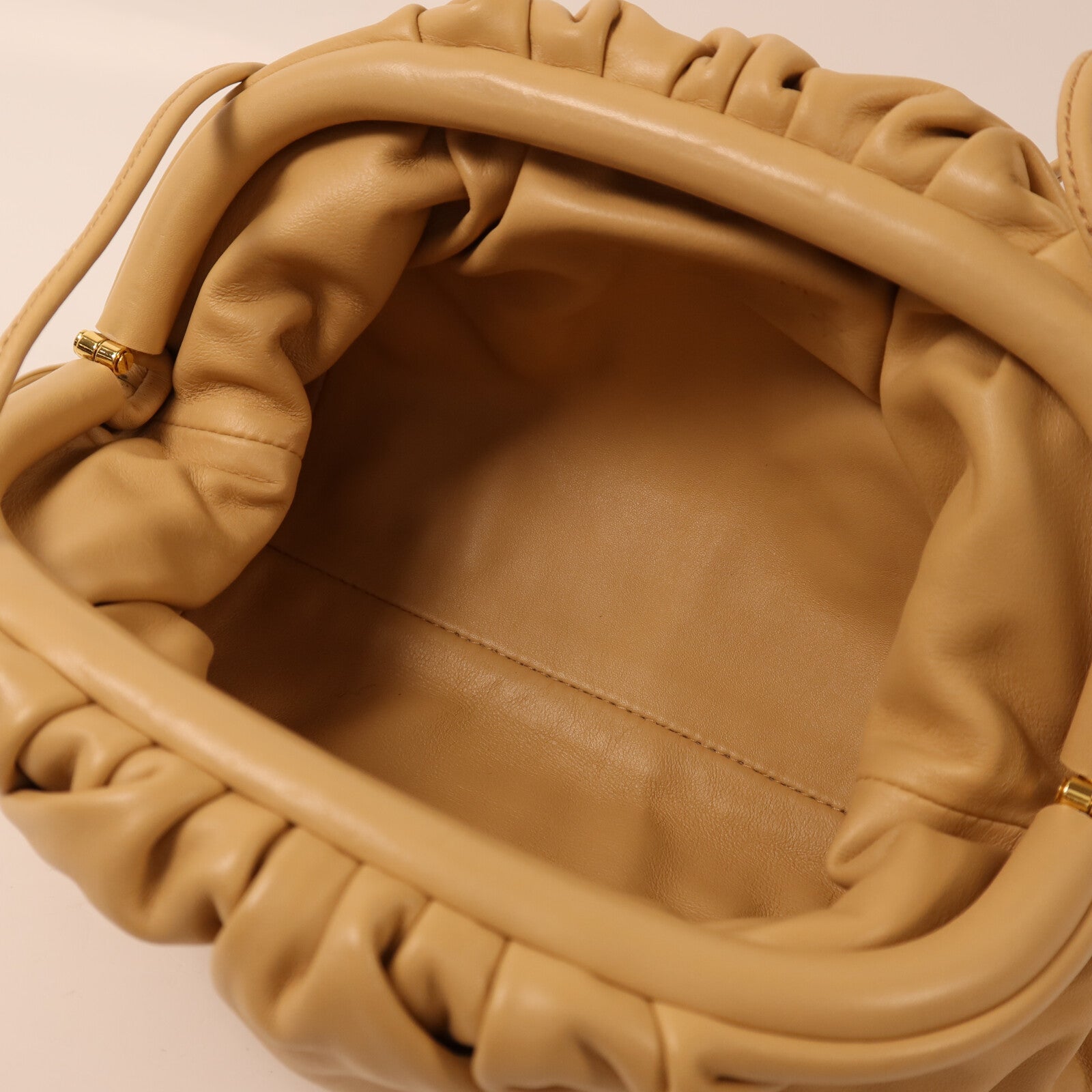 BOTTEGA VENETA 牛皮皮革Mini Pouch Bag金扣肩背袋