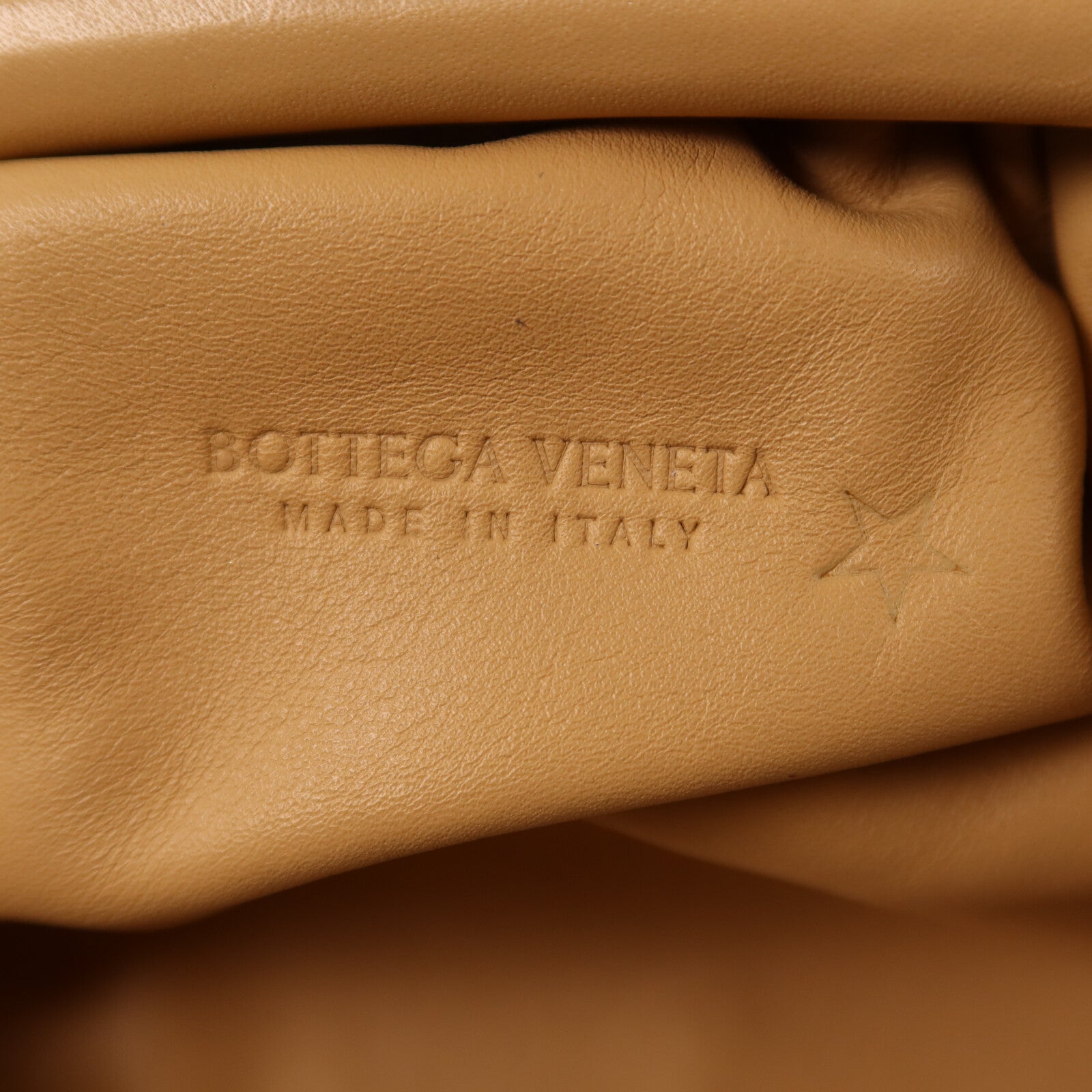 BOTTEGA VENETA 牛皮皮革Mini Pouch Bag金扣肩背袋