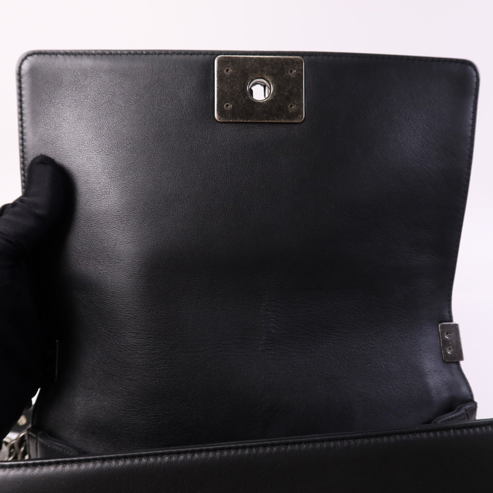 CHANEL 牛皮皮革Boy 25銀扣鏈帶肩背包