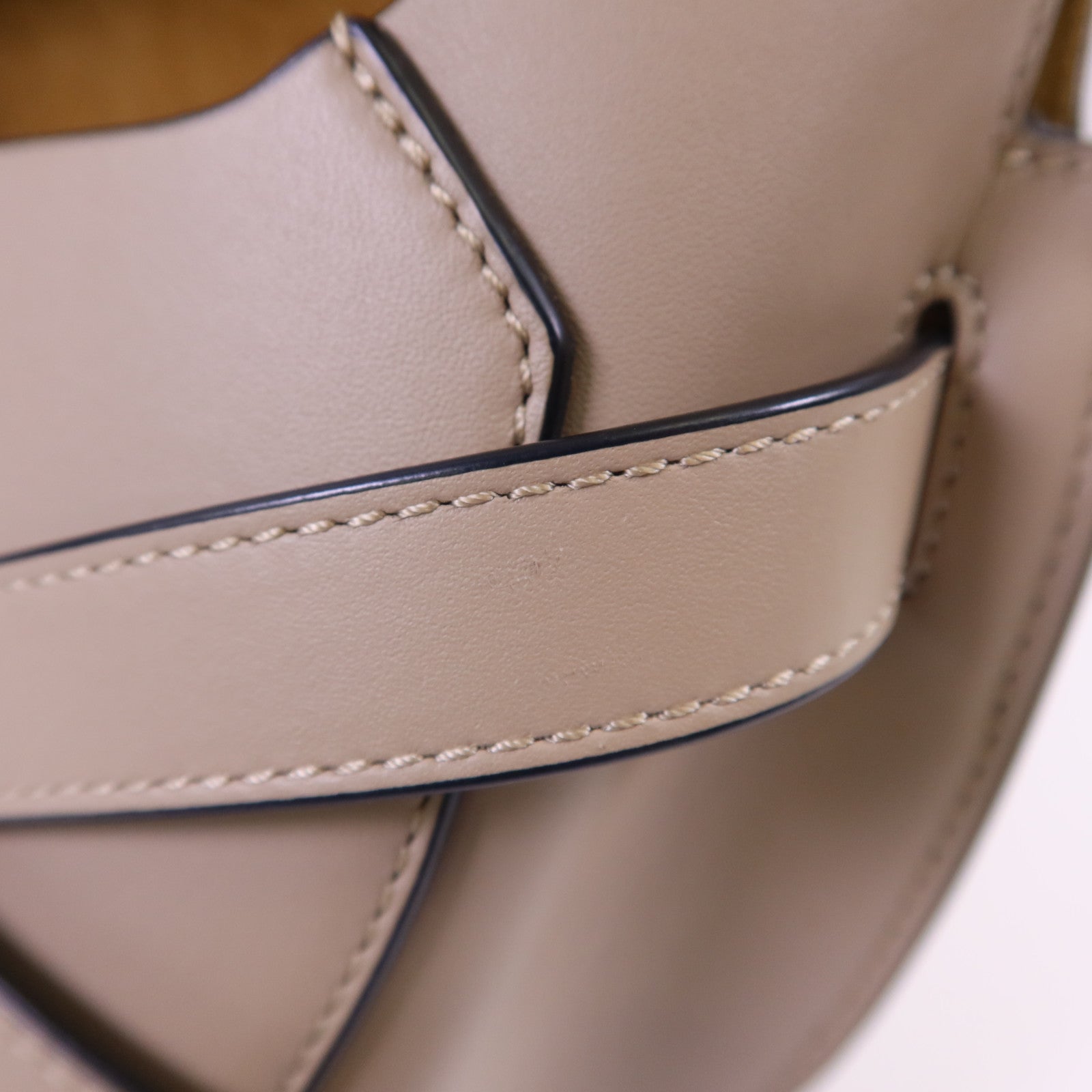 LOEWE 牛皮皮革Small Gate Bag金扣肩背袋