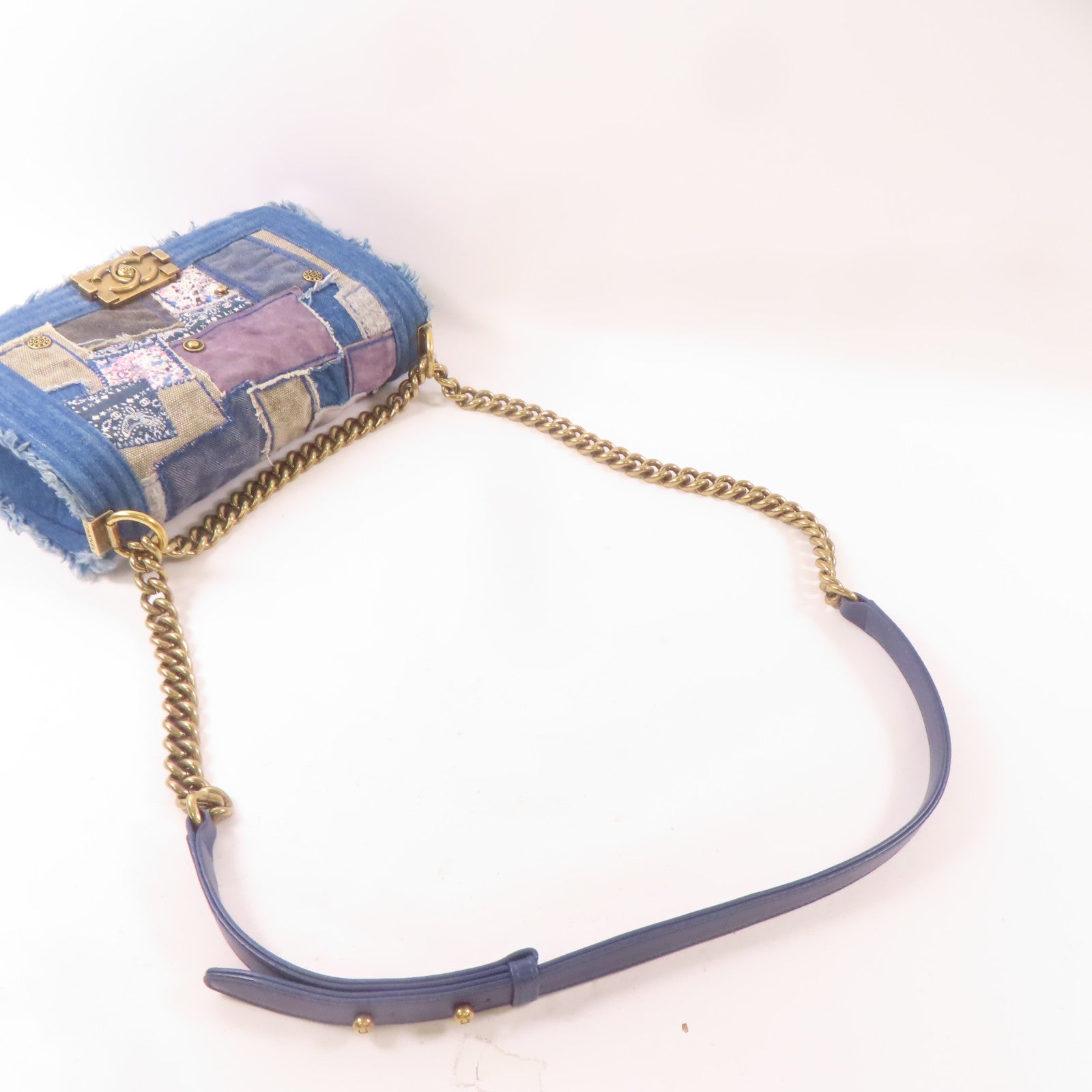 CHANEL 牛仔布Boy 25cm金扣鏈帶肩背袋藍色