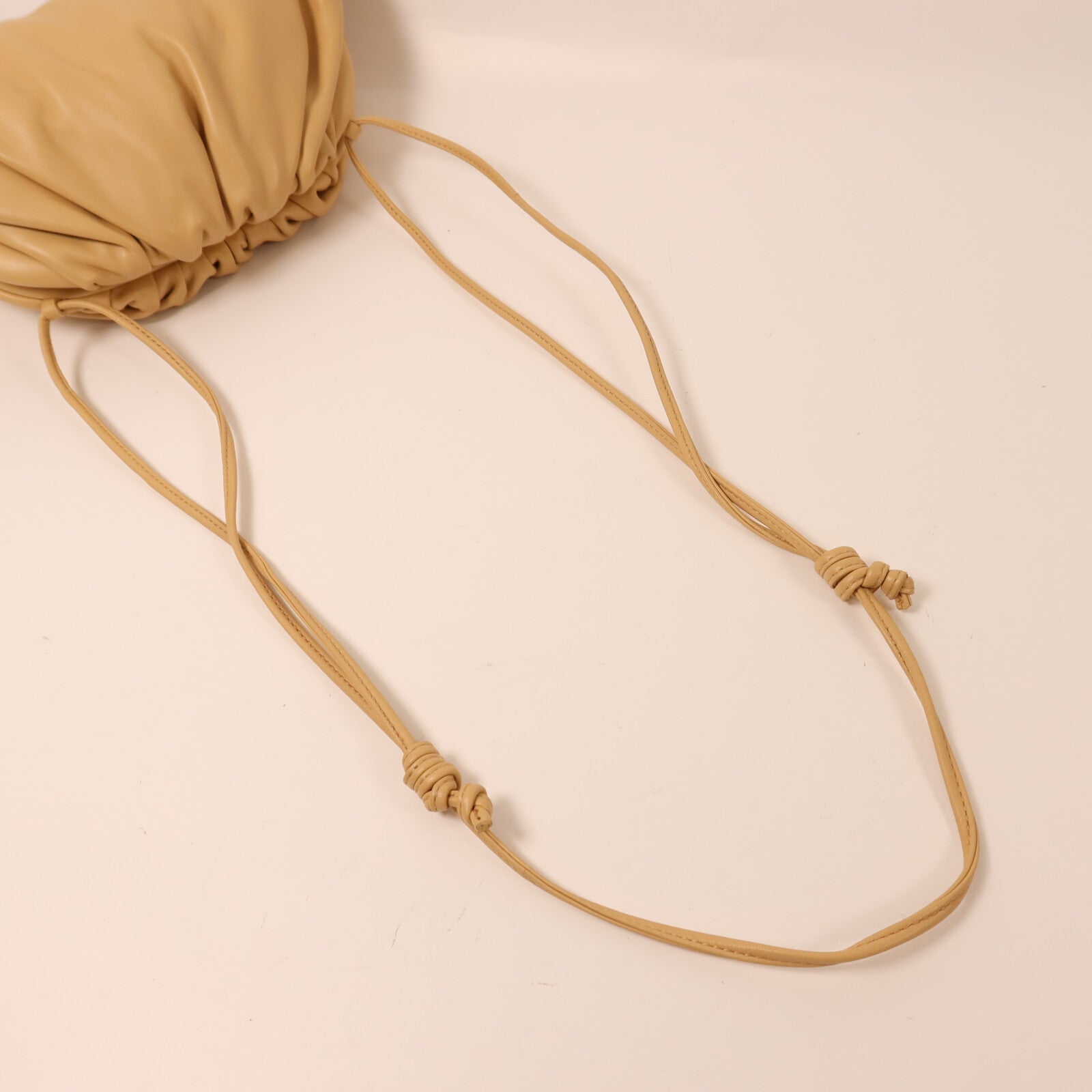 BOTTEGA VENETA 牛皮皮革Mini Pouch Bag金扣肩背袋