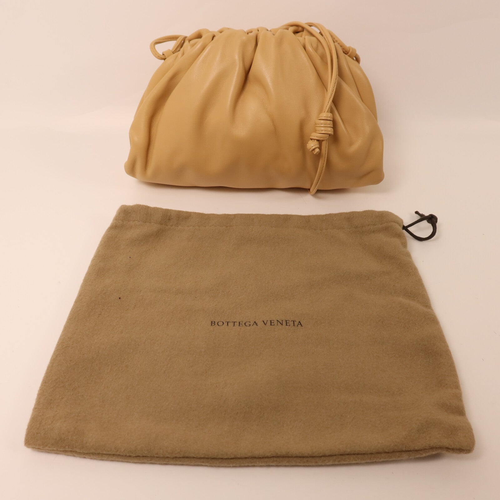 BOTTEGA VENETA 牛皮皮革Mini Pouch Bag金扣肩背袋