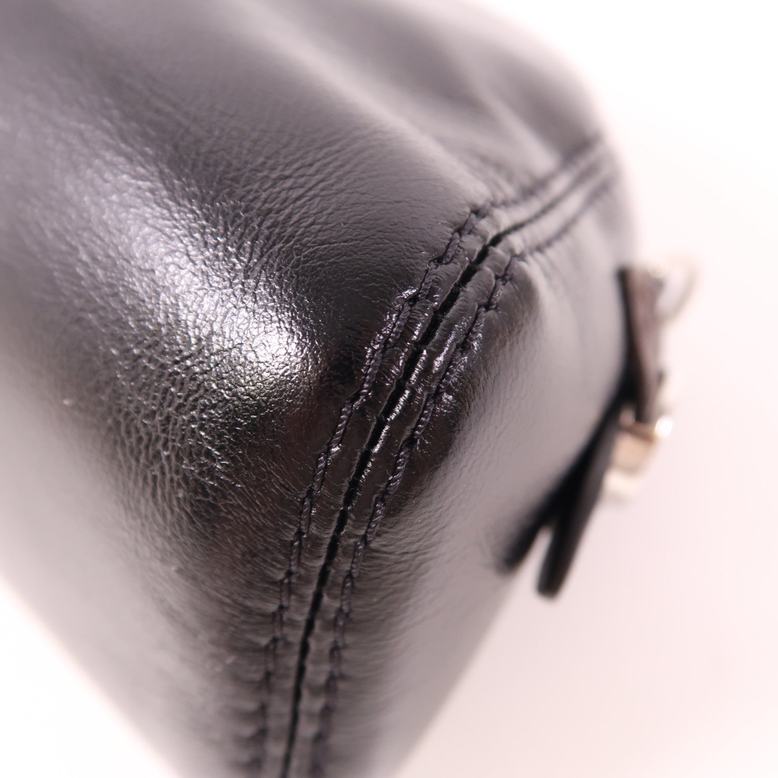 LOUIS VUITTON 羊皮皮革Pochette Vibe銀扣肩背袋