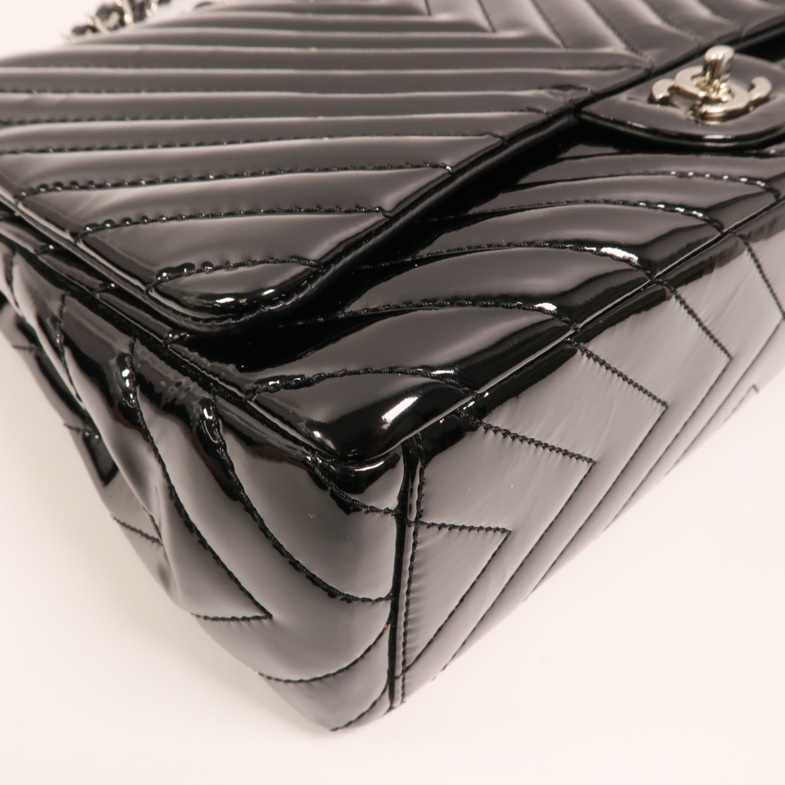 CHANEL 漆皮皮革Maxi Classic銀扣鏈帶肩背袋