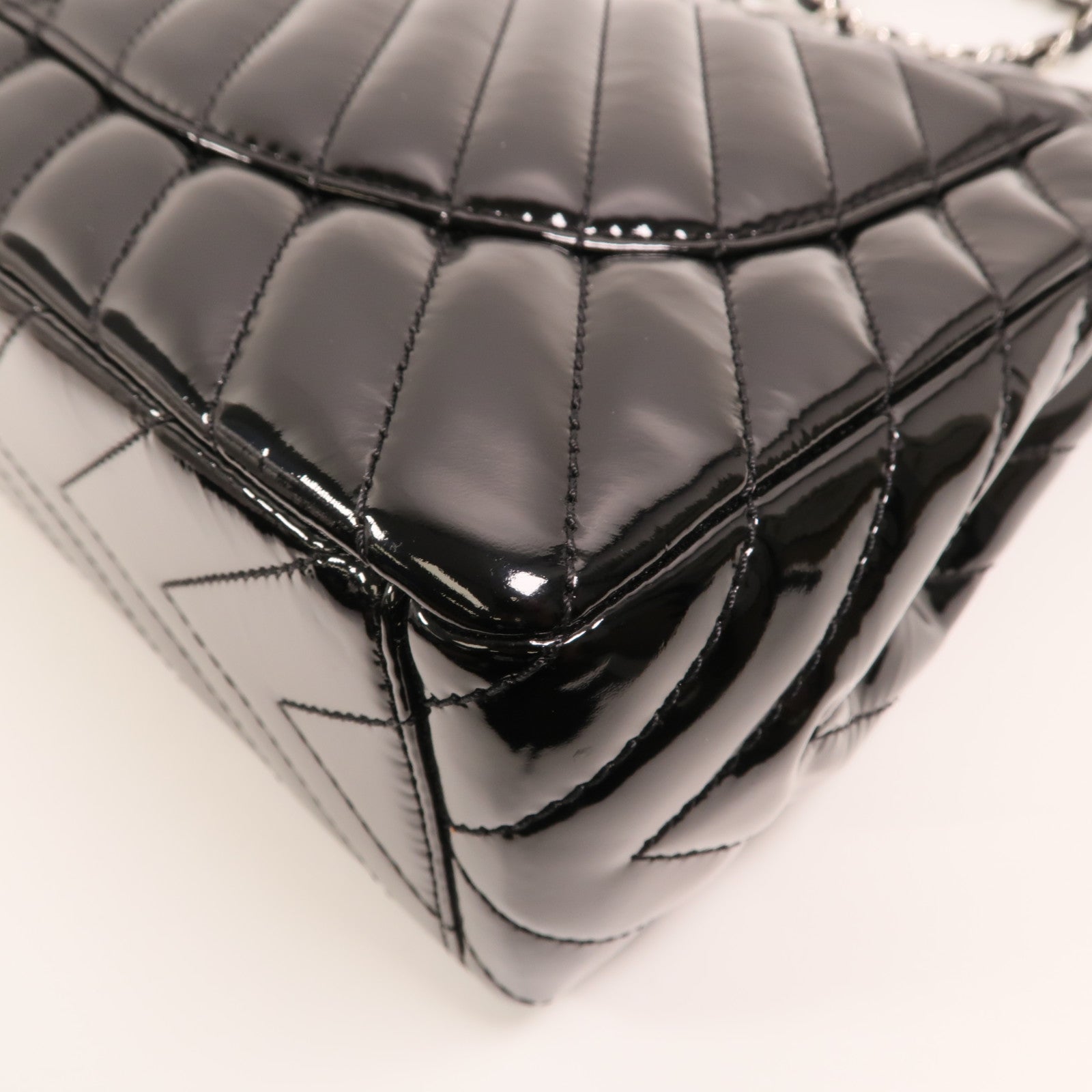 CHANEL 漆皮皮革Maxi Classic銀扣鏈帶肩背袋