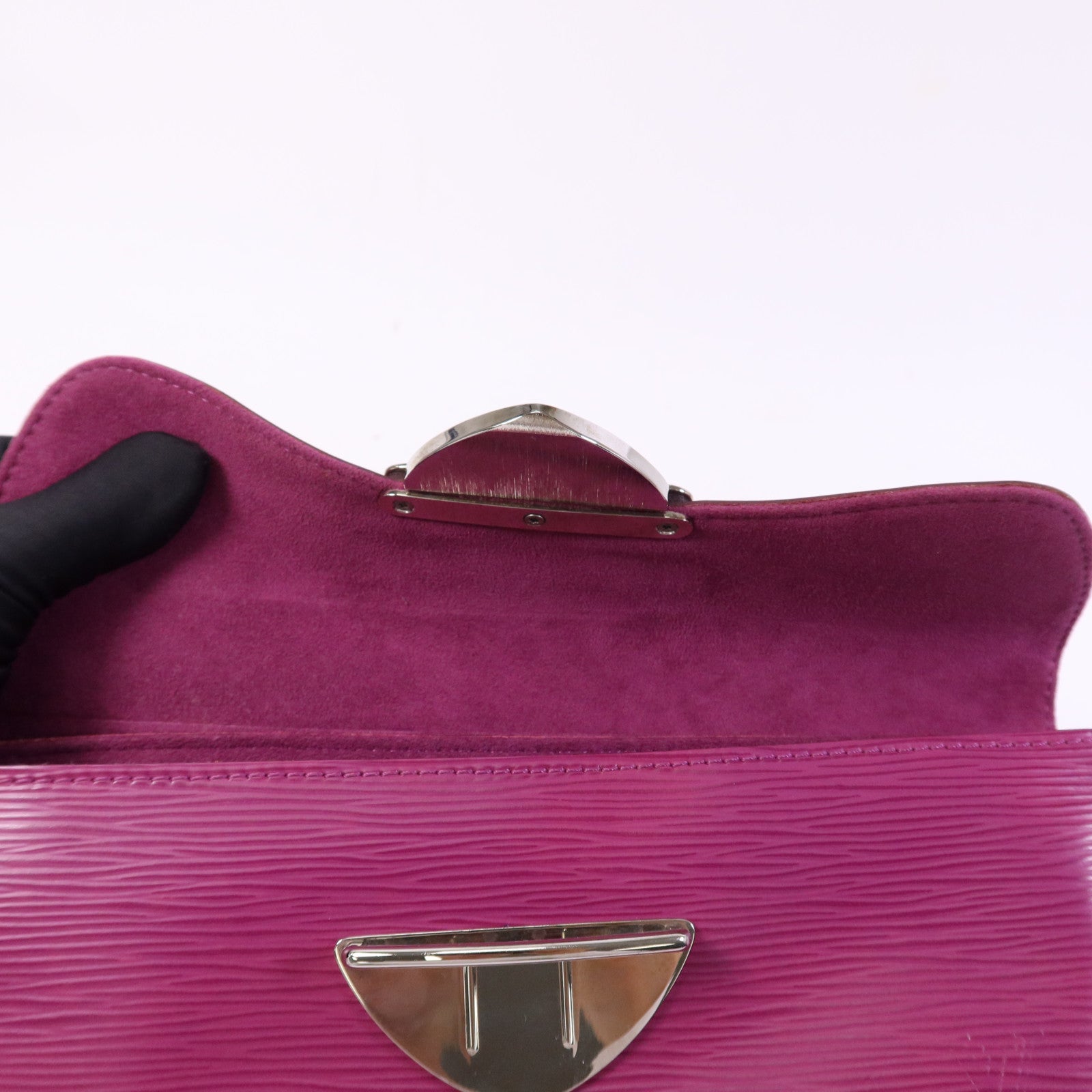 LOUIS VUITTON Epi Pochette Montaigne銀扣肩背袋