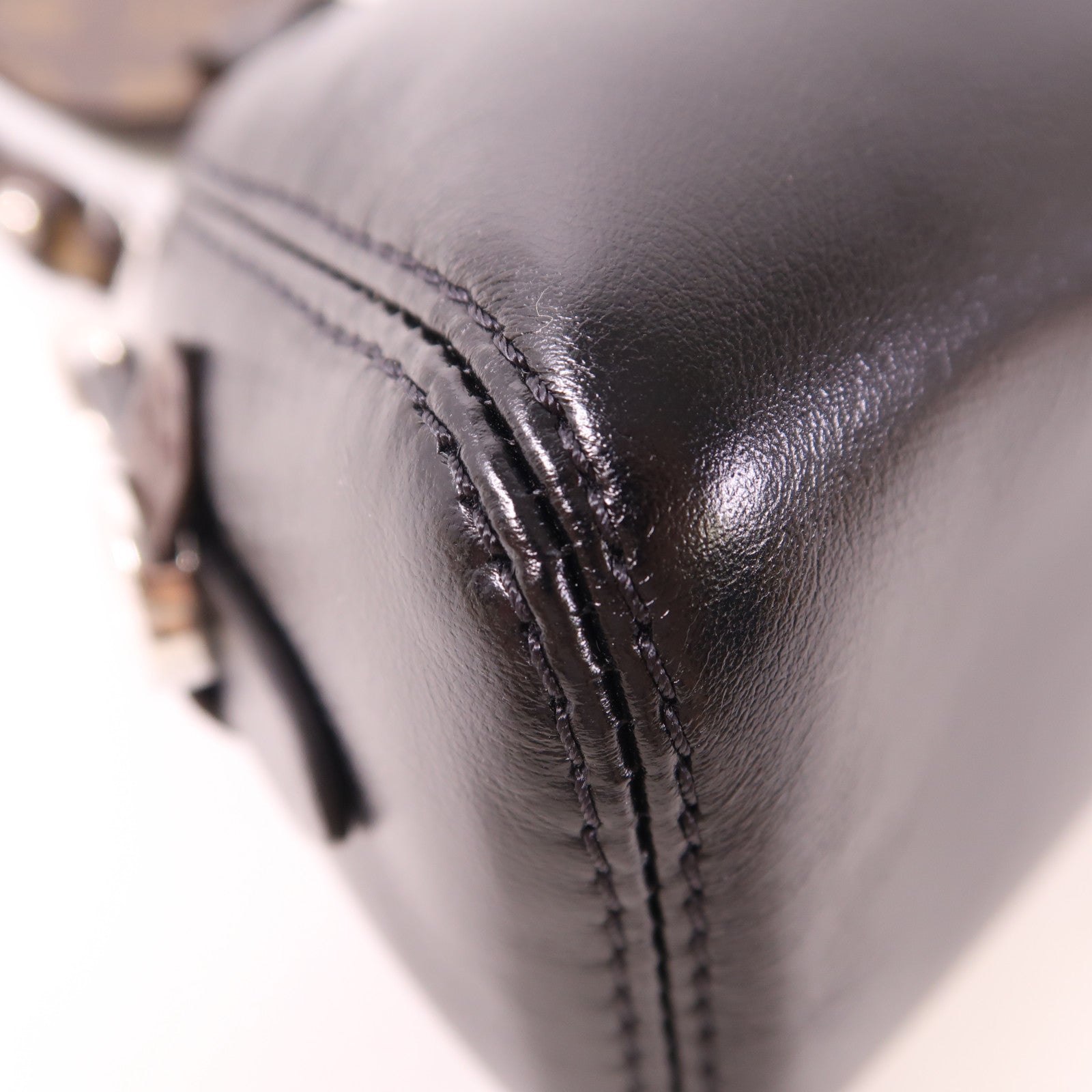 LOUIS VUITTON 羊皮皮革Pochette Vibe銀扣肩背袋