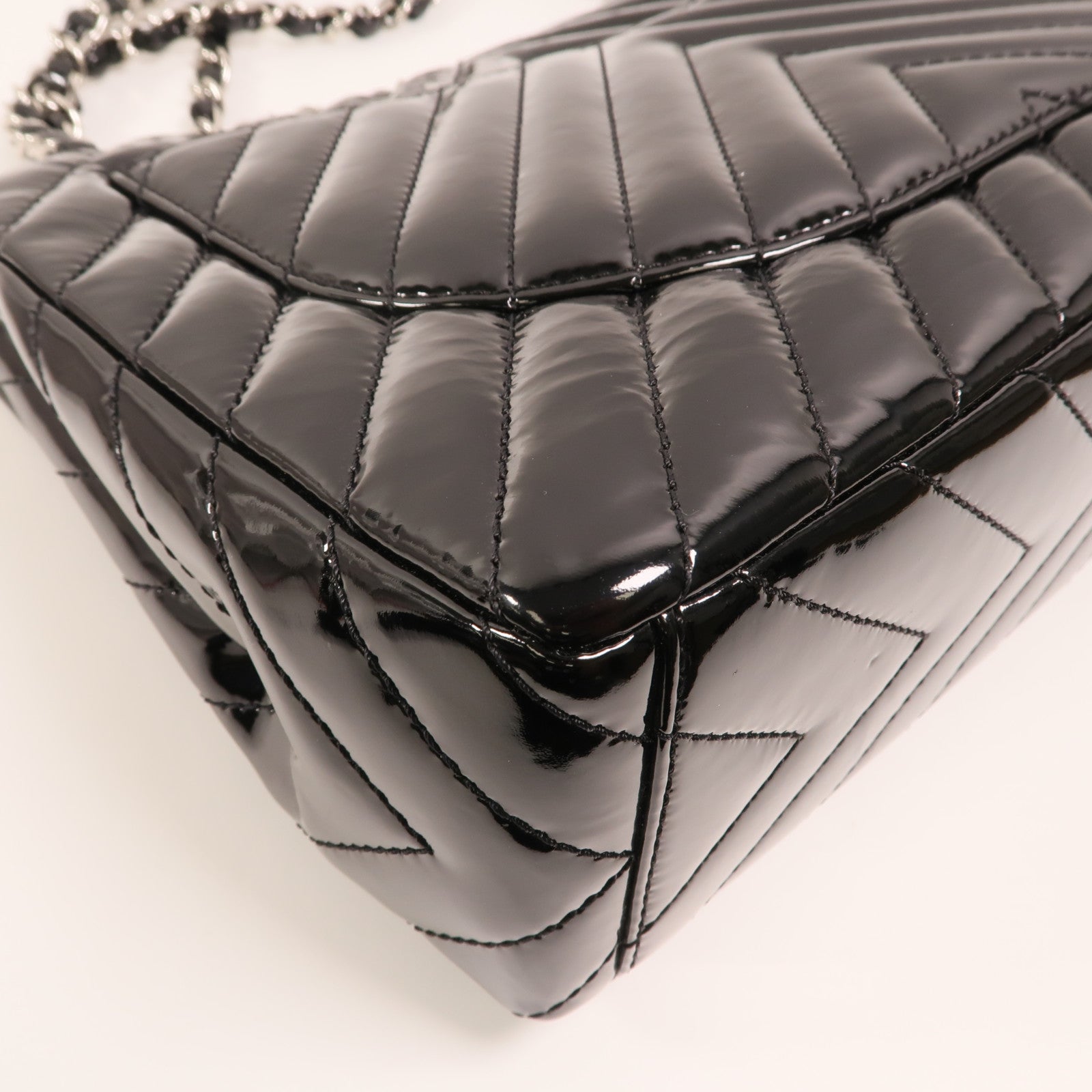 CHANEL 漆皮皮革Maxi Classic銀扣鏈帶肩背袋