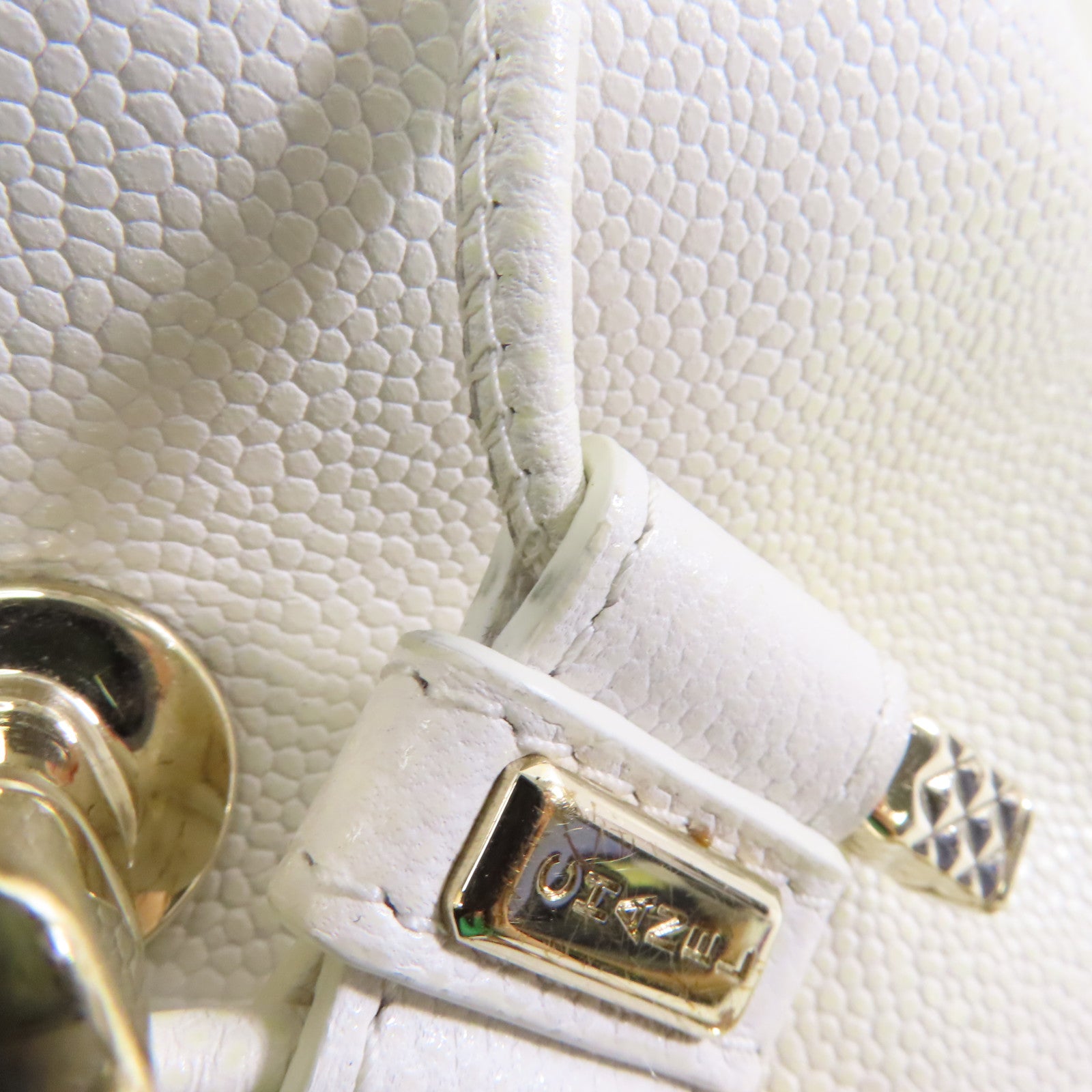 CHANEL 菱格Caviar皮革Backpack金扣背包白色