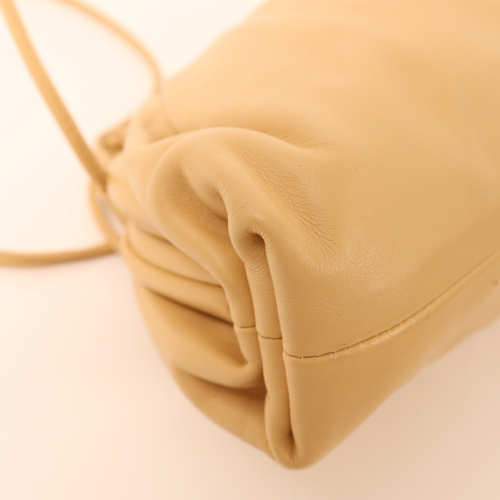 BOTTEGA VENETA 牛皮皮革Mini Pouch Bag金扣肩背袋