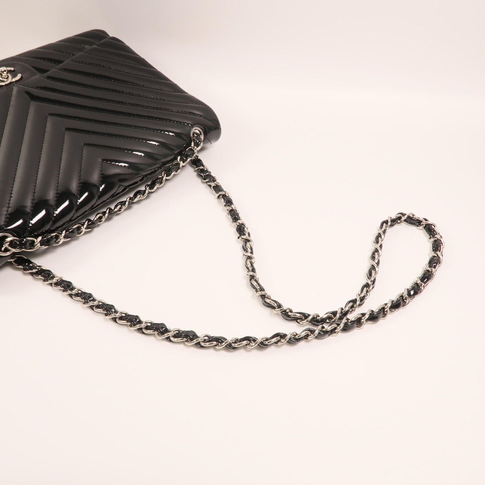 CHANEL 漆皮皮革Maxi Classic銀扣鏈帶肩背袋