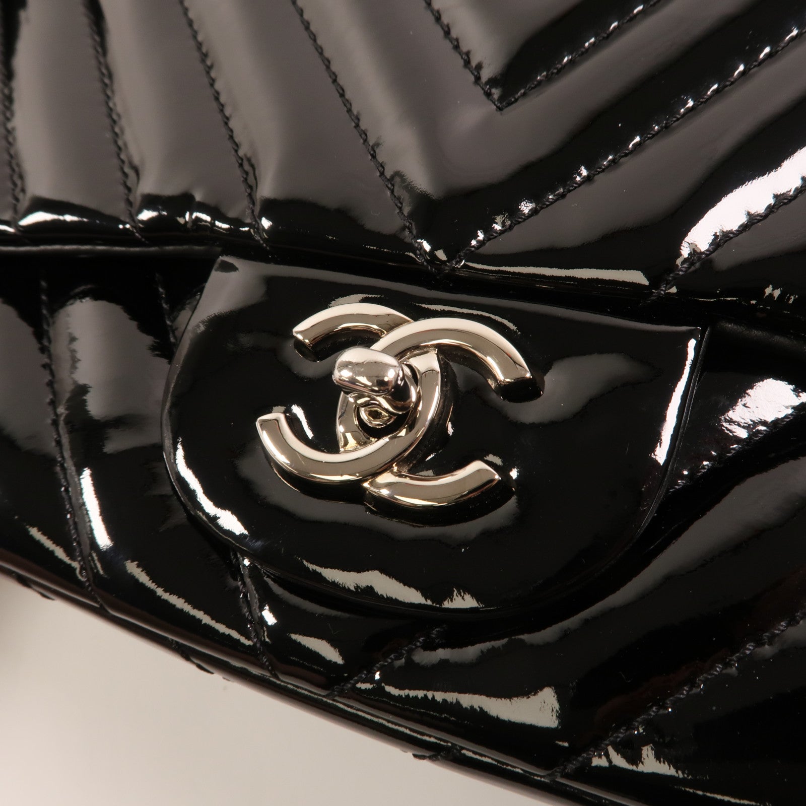 CHANEL 漆皮皮革Maxi Classic銀扣鏈帶肩背袋