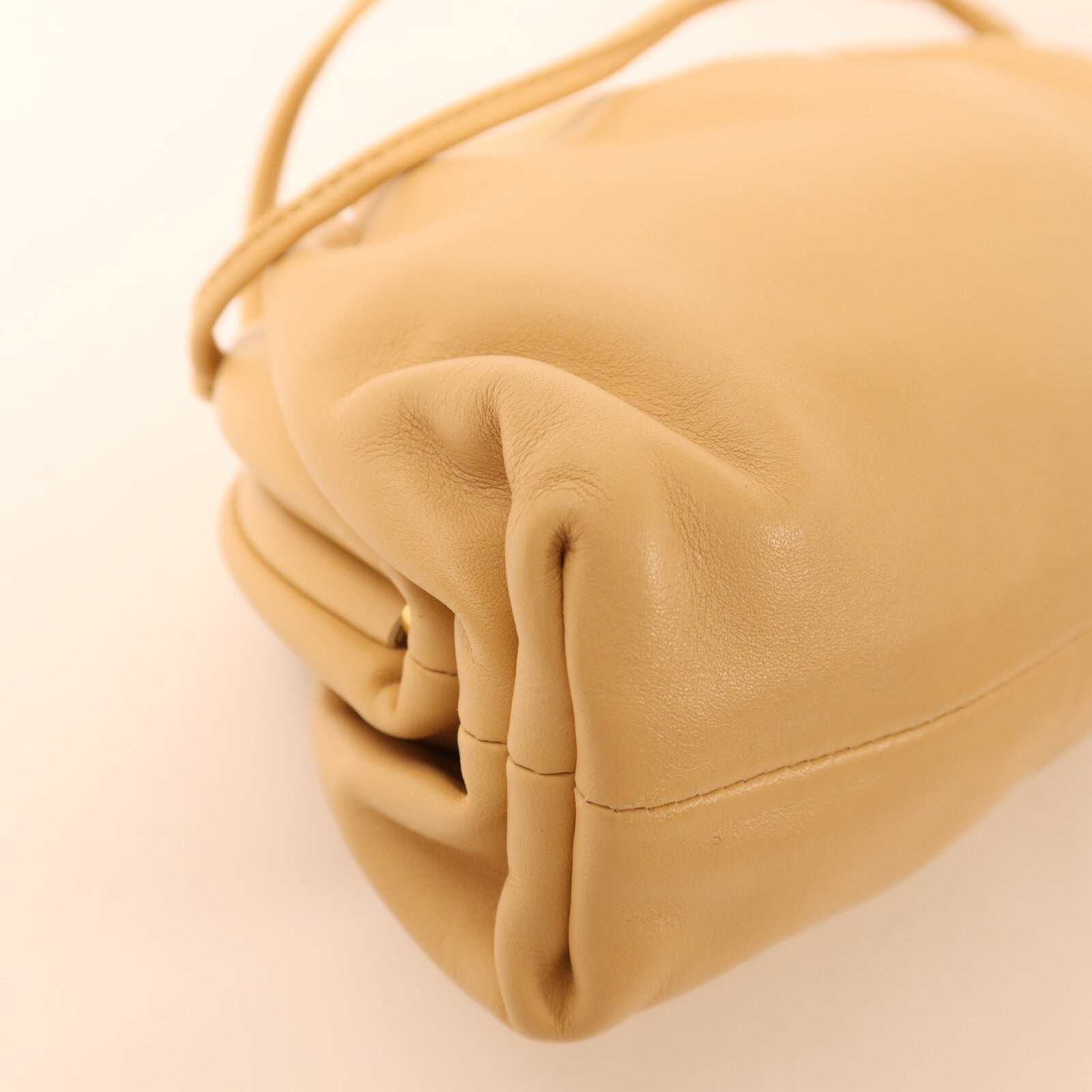 BOTTEGA VENETA 牛皮皮革Mini Pouch Bag金扣肩背袋