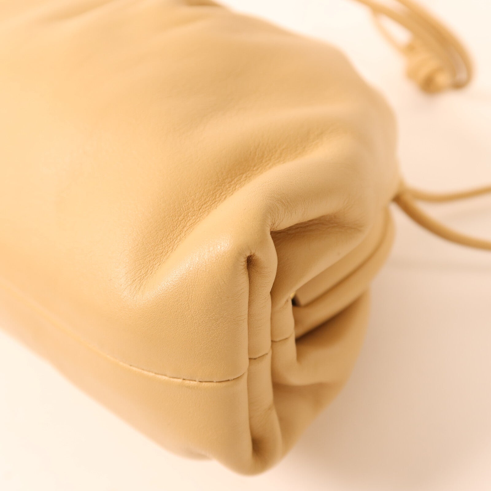 BOTTEGA VENETA 牛皮皮革Mini Pouch Bag金扣肩背袋