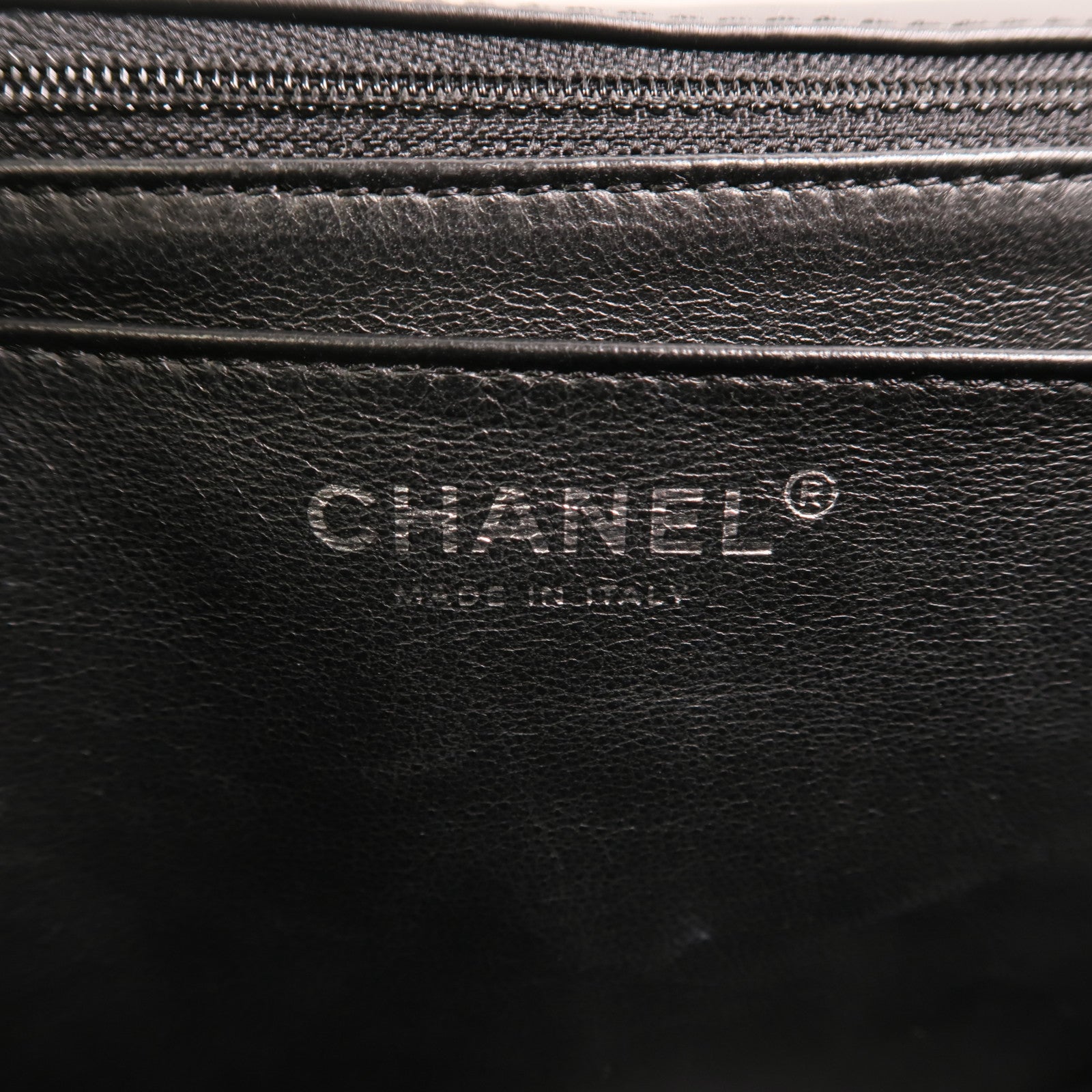 CHANEL 漆皮皮革Maxi Classic銀扣鏈帶肩背袋