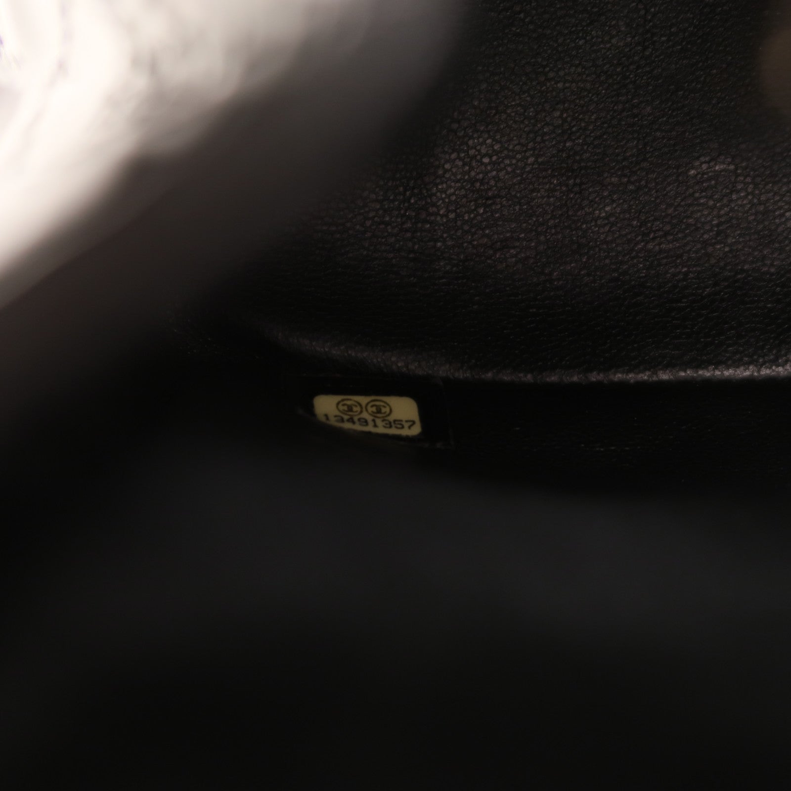 CHANEL 漆皮皮革Maxi Classic銀扣鏈帶肩背袋