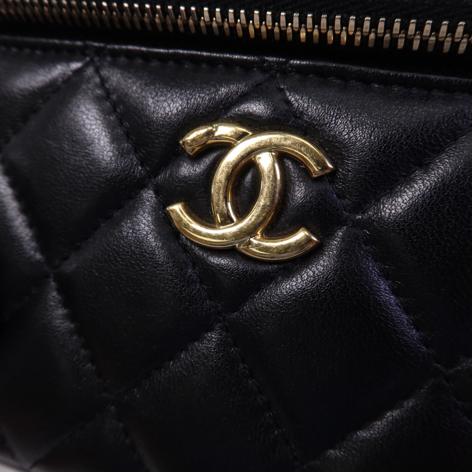 CHANEL 牛皮皮革Vanity Case金扣肩背袋