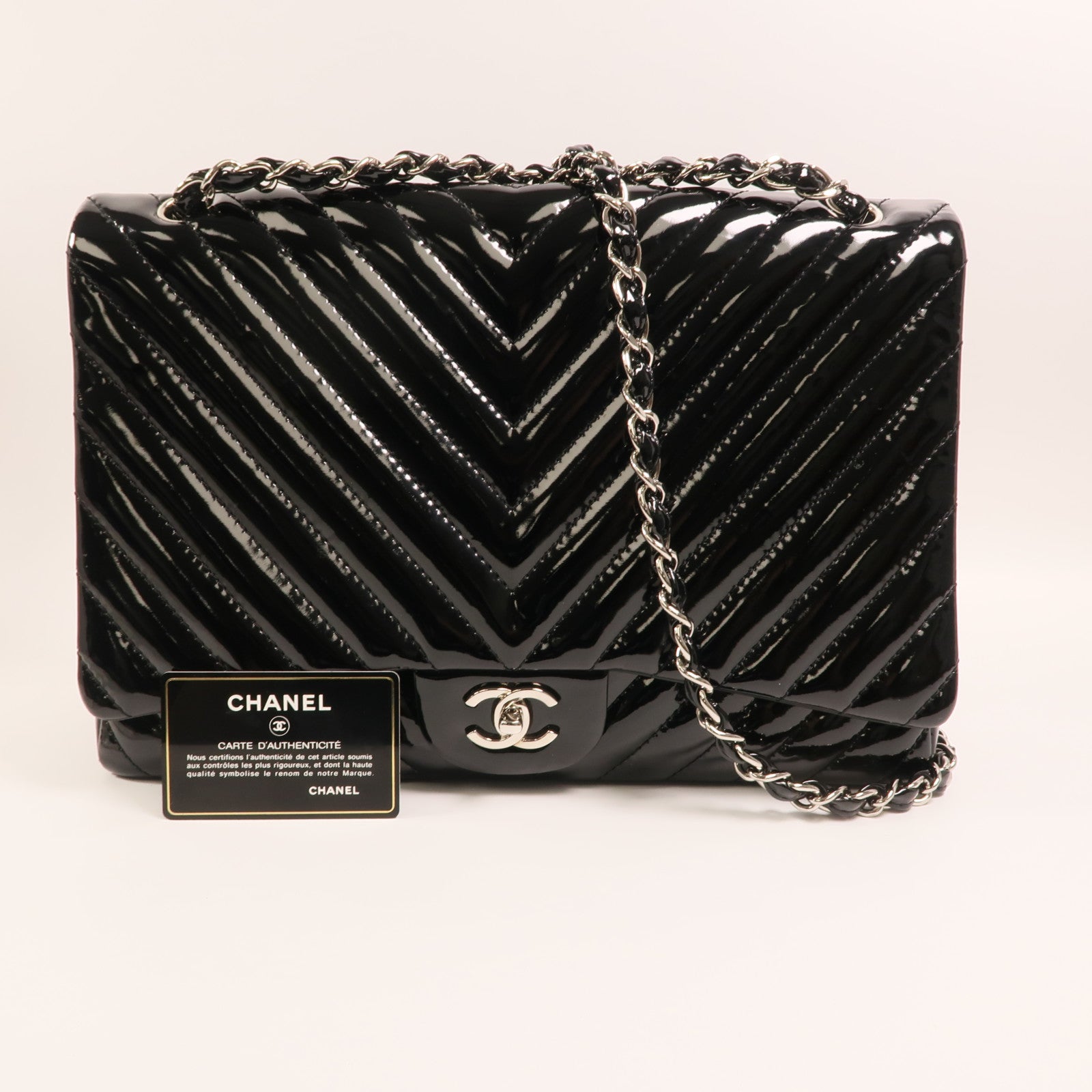 CHANEL 漆皮皮革Maxi Classic銀扣鏈帶肩背袋