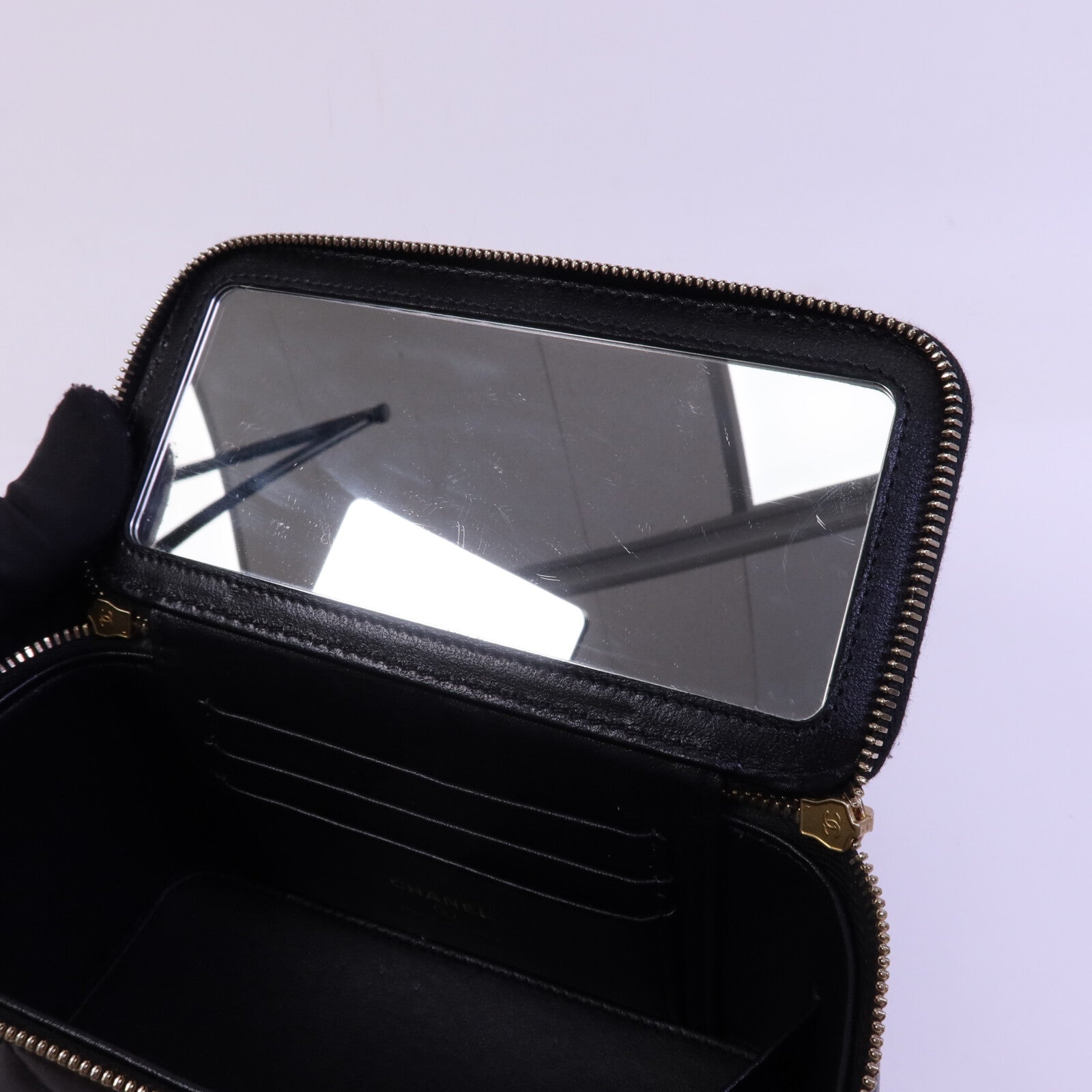 CHANEL 牛皮皮革Vanity Case金扣肩背袋