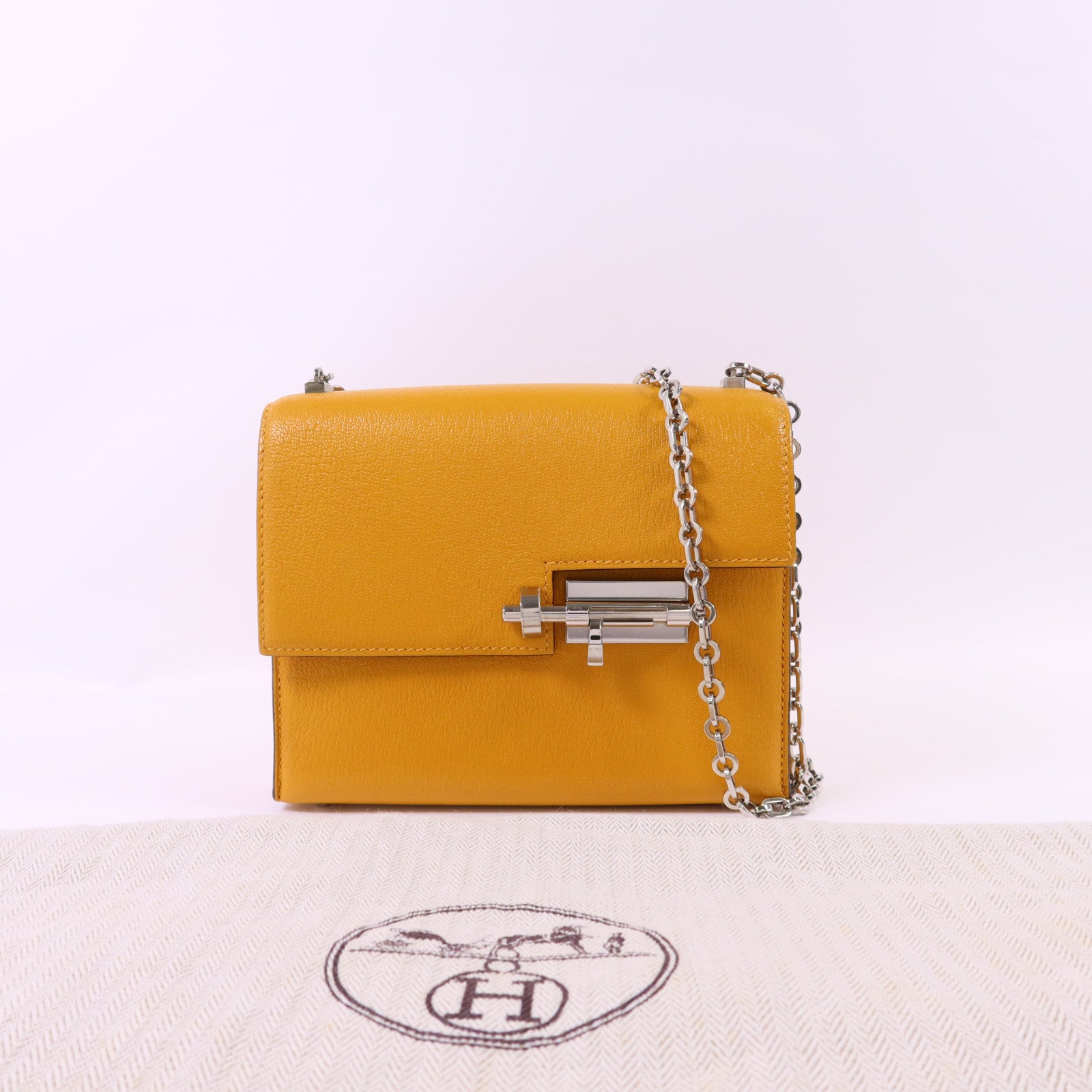 HERMES Chevre皮革Verrou Mini銀扣鏈帶肩背袋Jaune Ambre