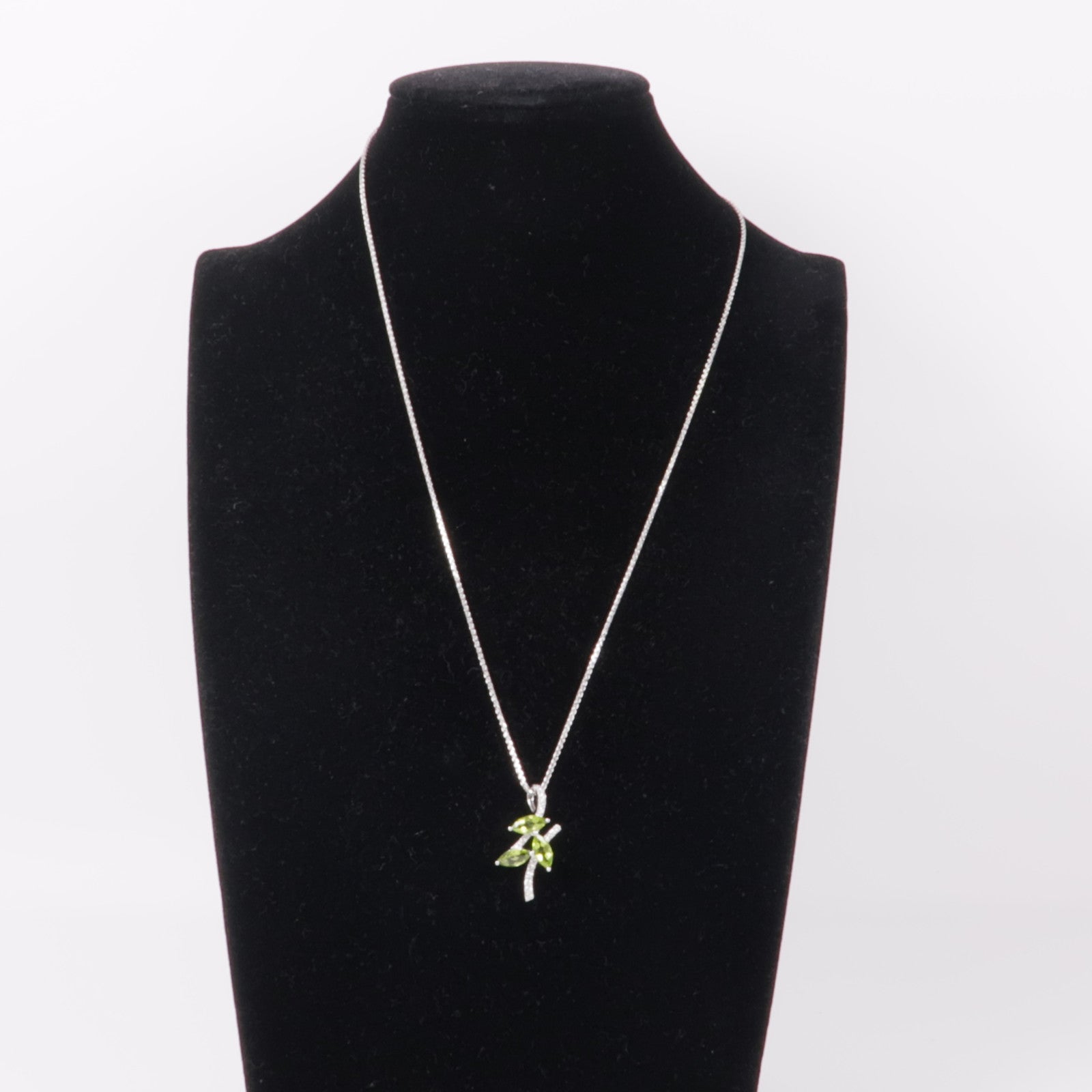 JEWELRY Peridot Diamond Necklace 18K White Gold