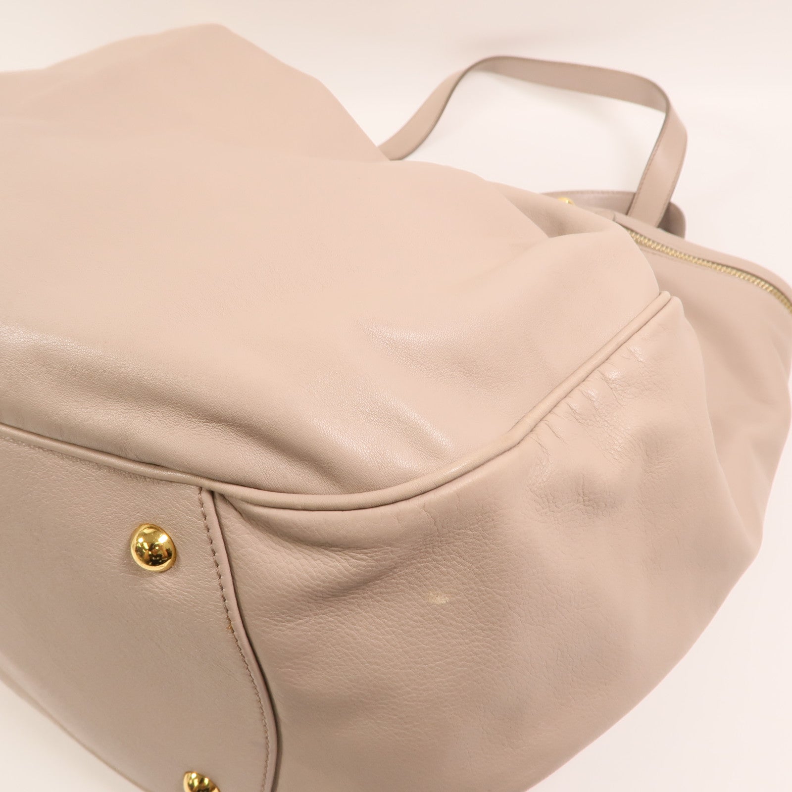 Miu Miu 牛皮皮革Vitello Lux Hobo金扣手挽袋