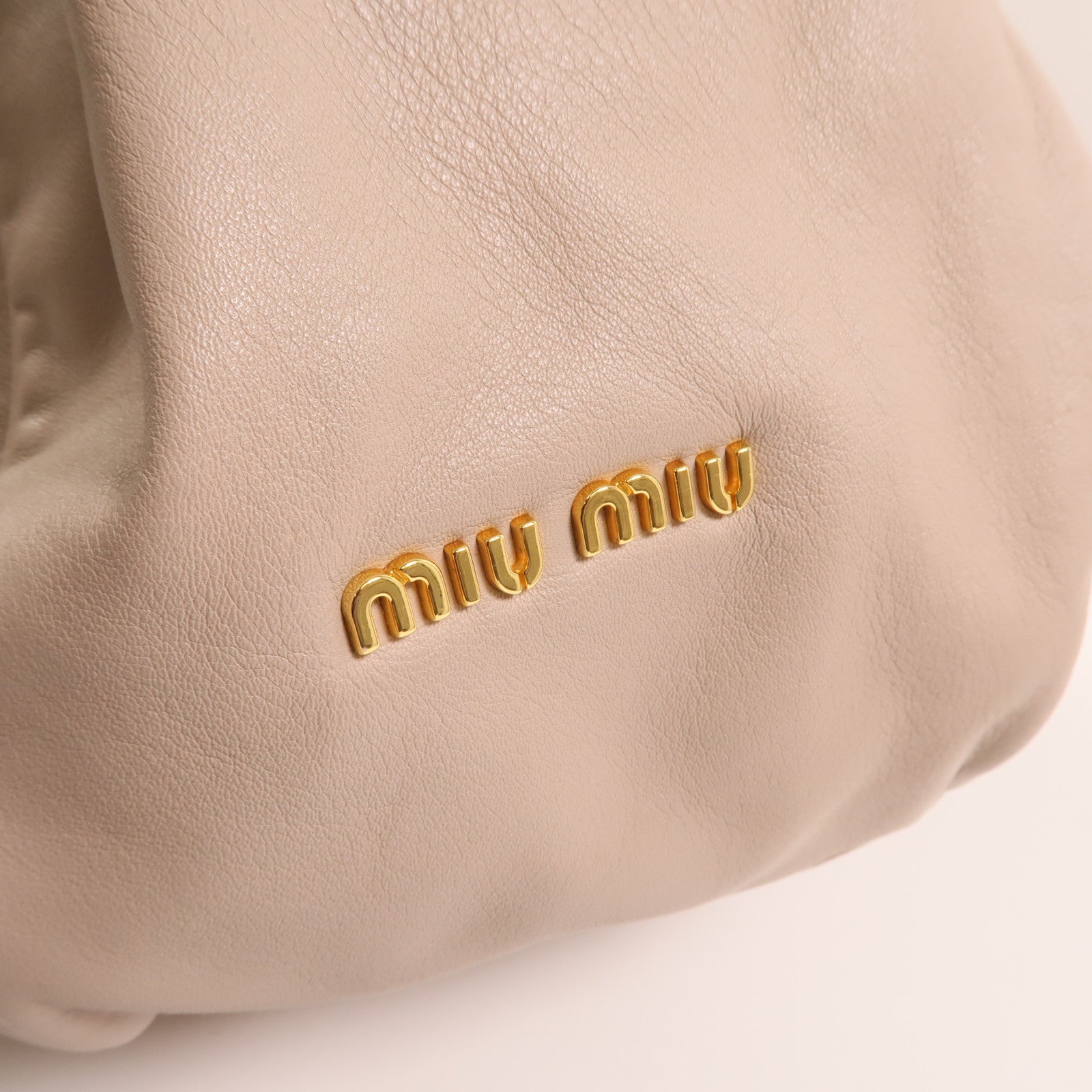 Miu Miu 牛皮皮革Vitello Lux Hobo金扣手挽袋