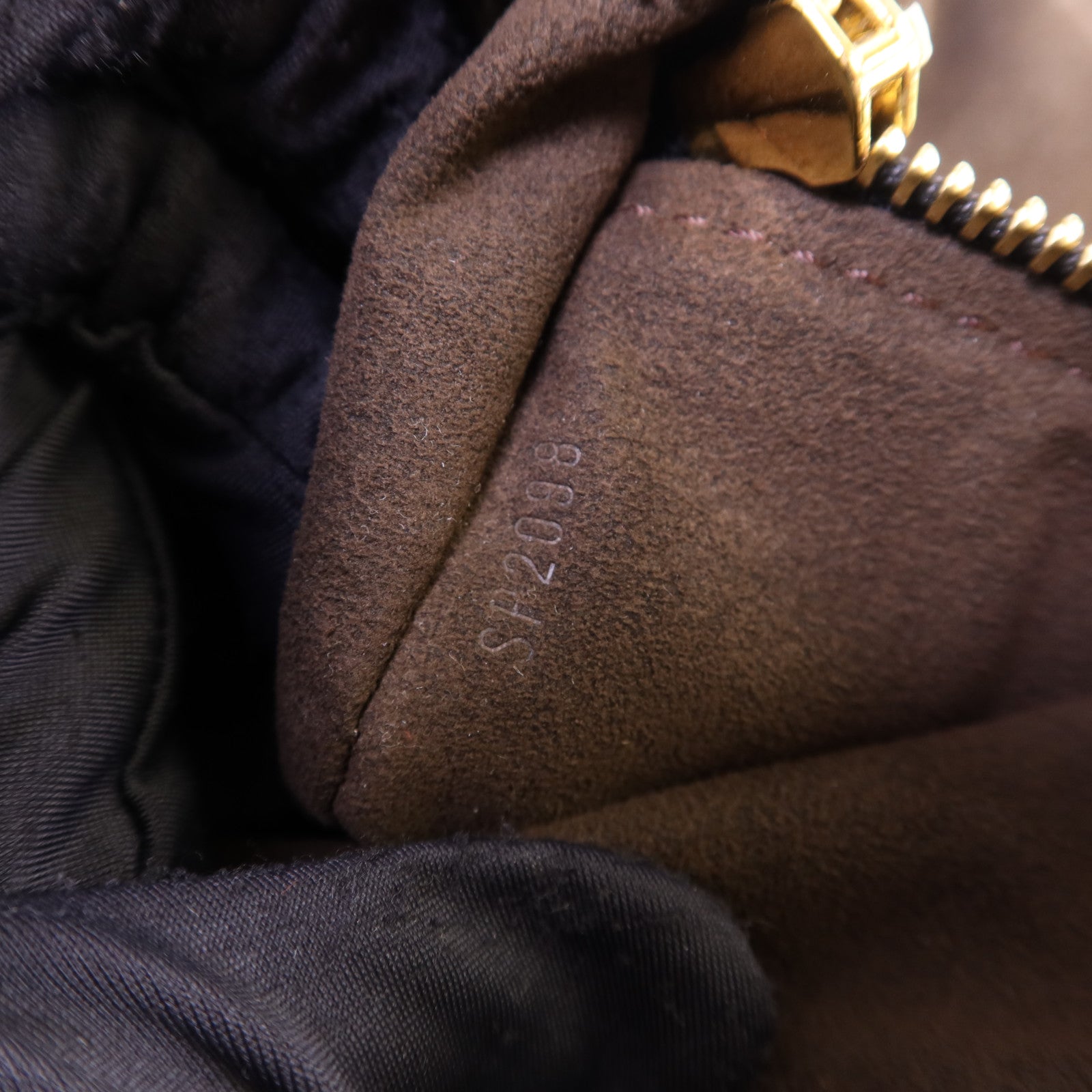 LOUIS VUITTON Mahina Leo L金扣肩背袋