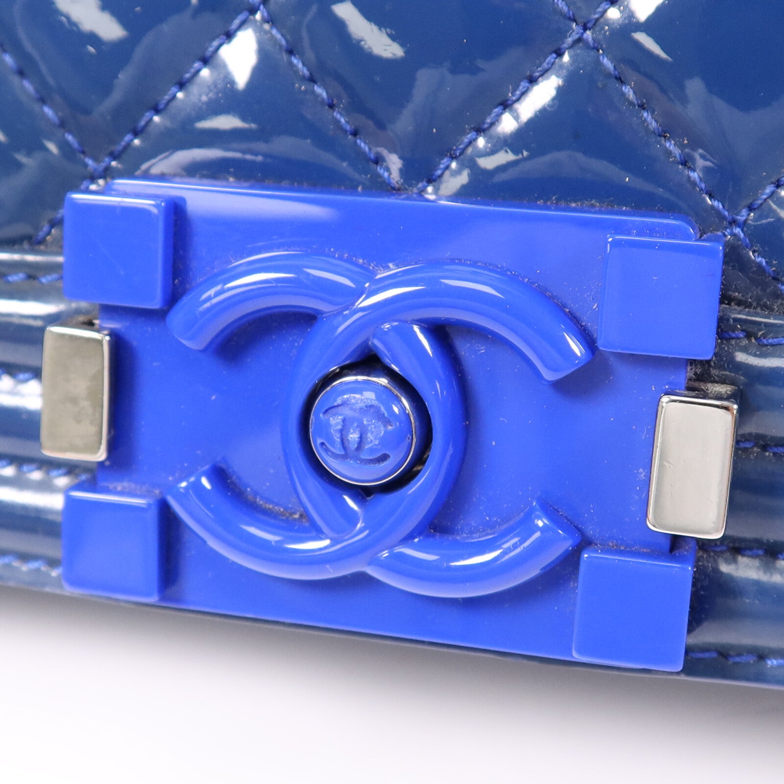 CHANEL 漆皮皮革Boy 28銀扣鏈帶肩背袋