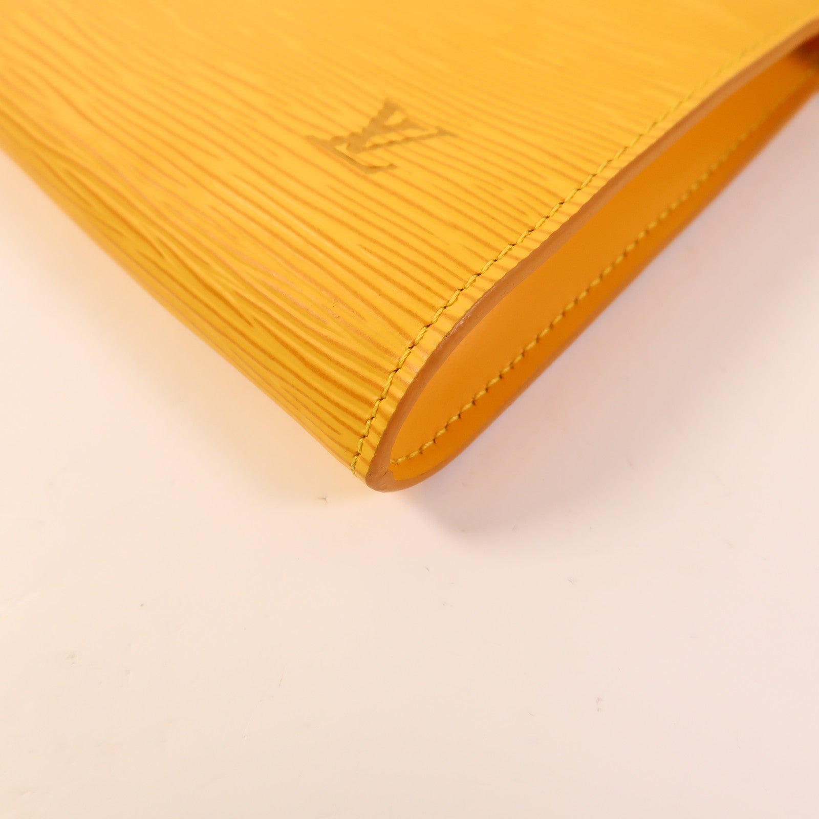 LOUIS VUITTON Epi Pochette Accessoires Pouch金扣手挽袋