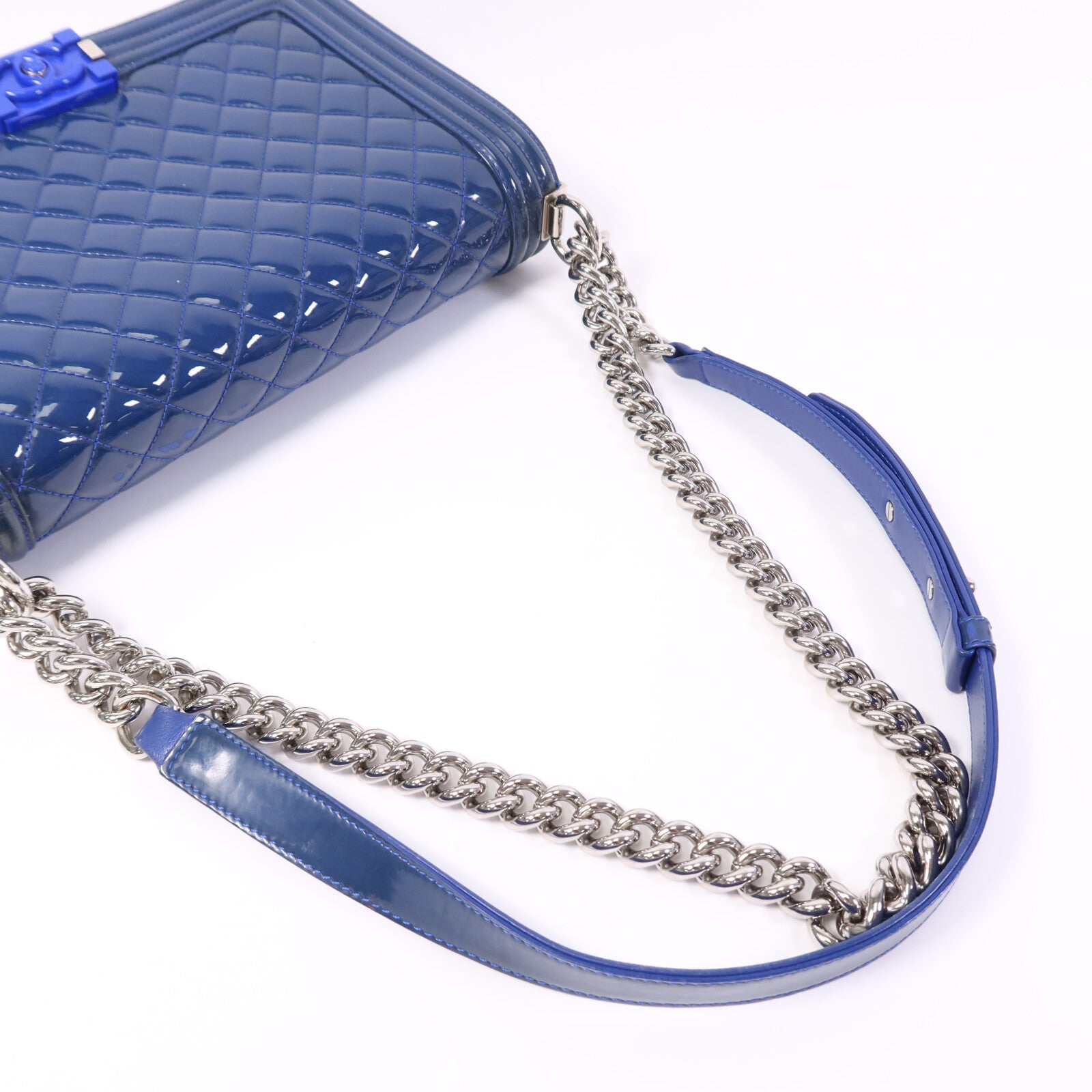 CHANEL 漆皮皮革Boy 28銀扣鏈帶肩背袋