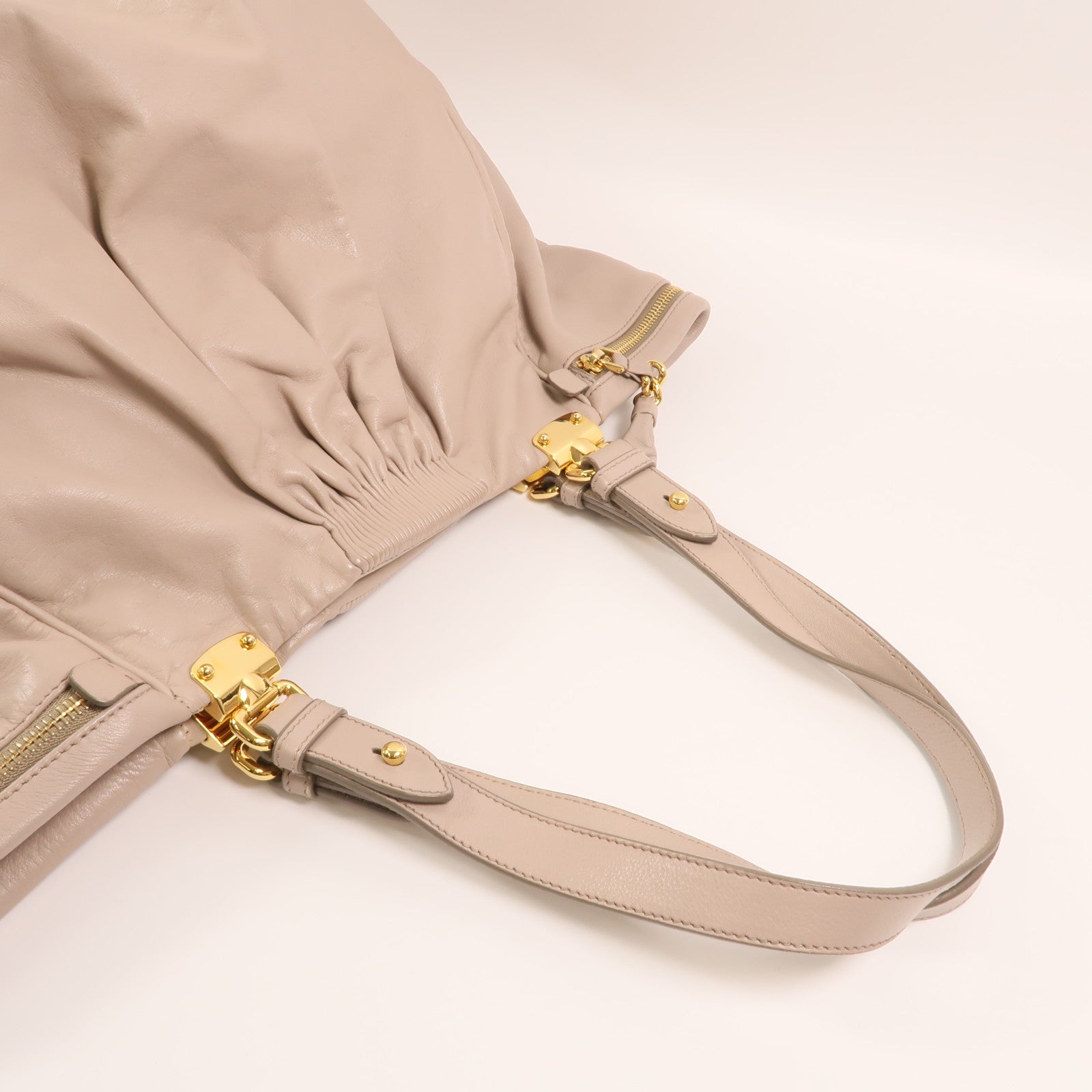 Miu Miu 牛皮皮革Vitello Lux Hobo金扣手挽袋