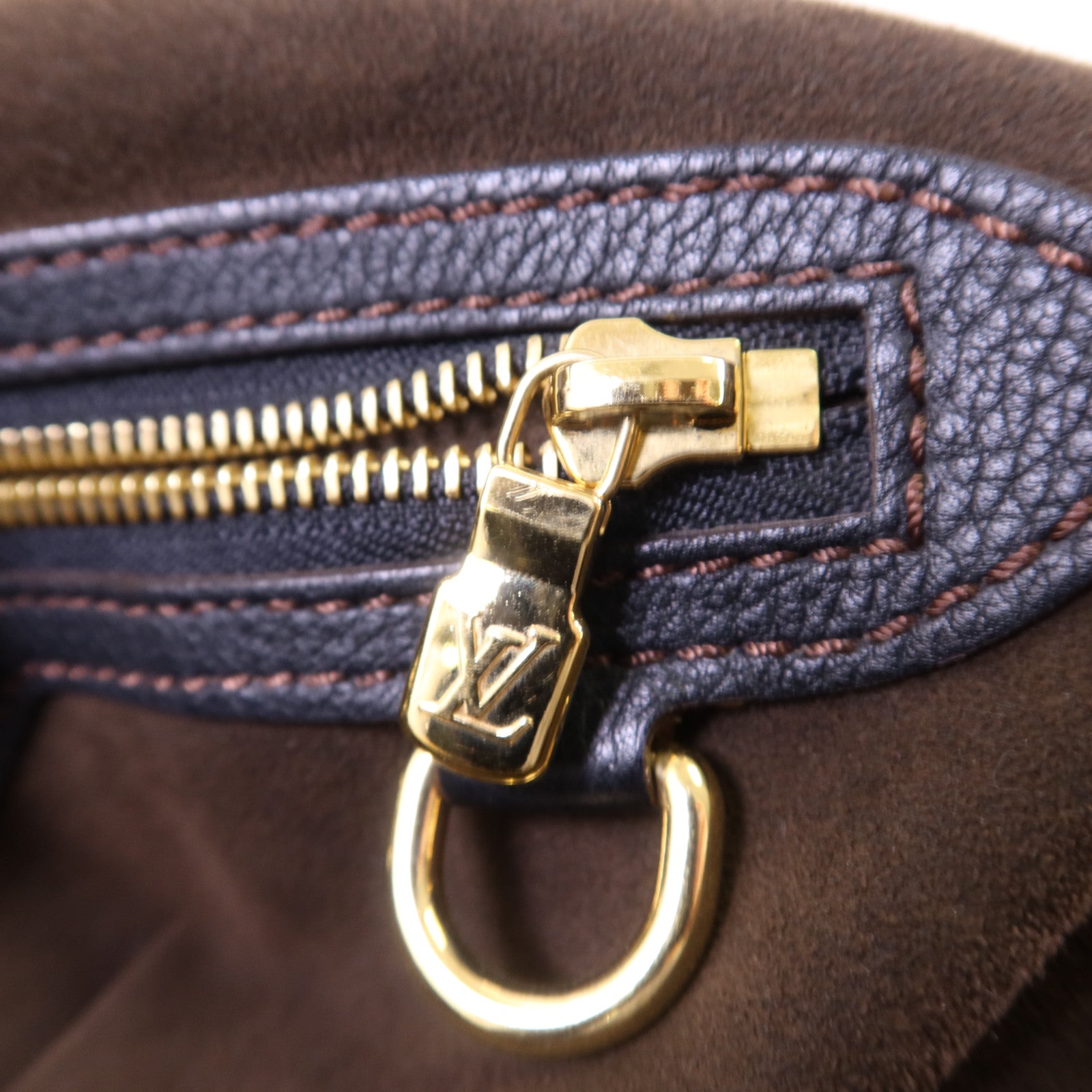 LOUIS VUITTON Mahina Leo L金扣肩背袋