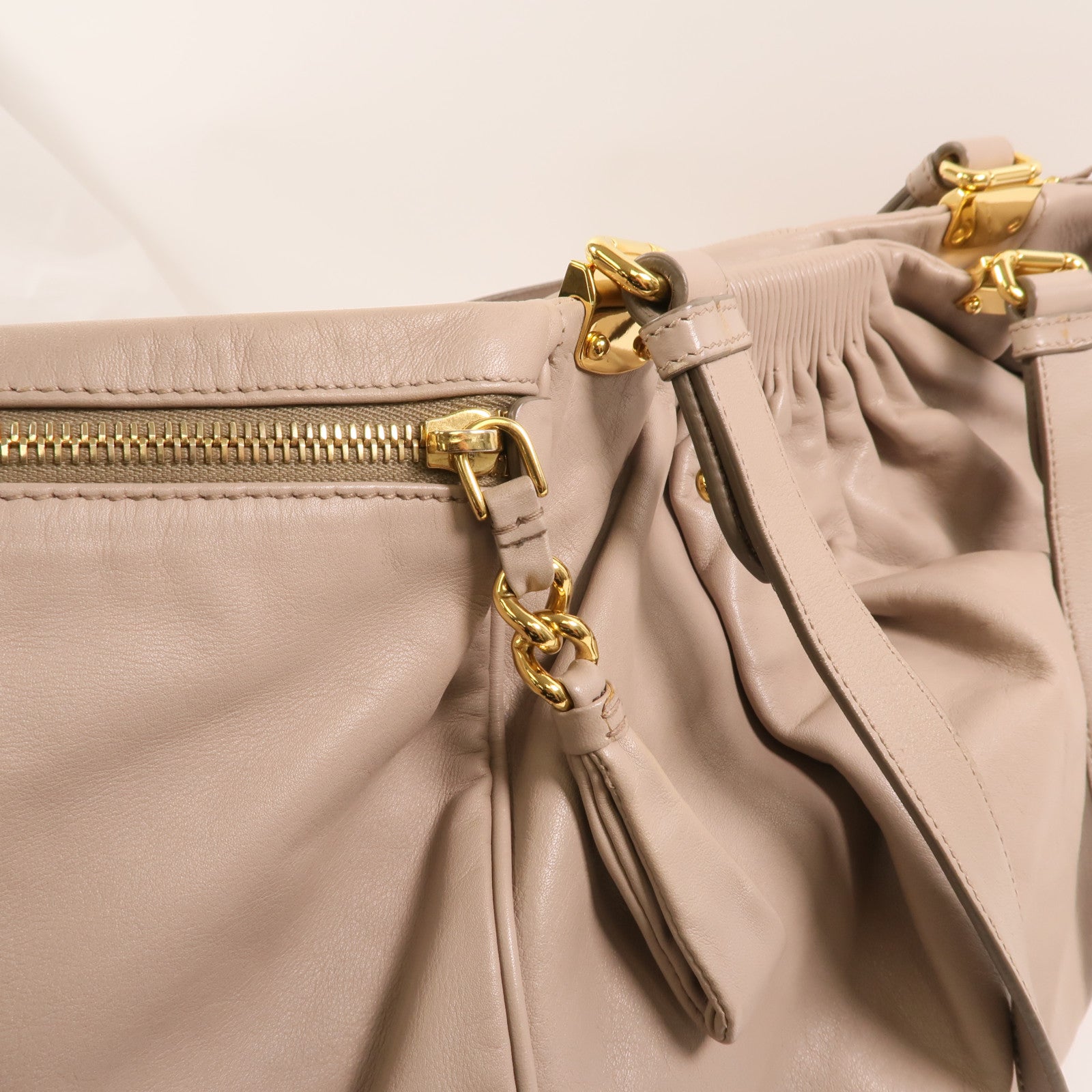 Miu Miu 牛皮皮革Vitello Lux Hobo金扣手挽袋