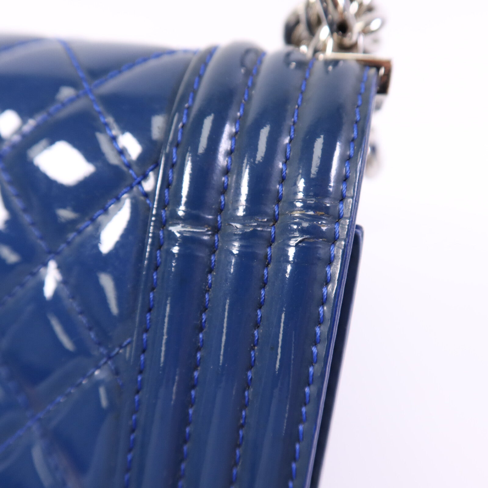 CHANEL 漆皮皮革Boy 28銀扣鏈帶肩背袋