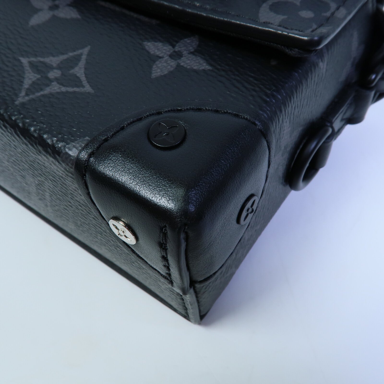 LOUIS VUITTON Monogram Eclipse Steamer Wearable Wallet肩背袋