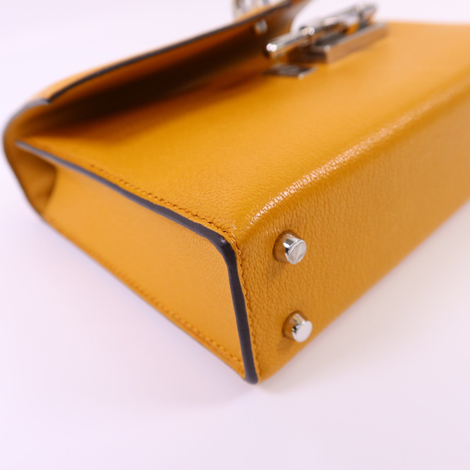 HERMES Chevre皮革Verrou Mini銀扣鏈帶肩背袋Jaune Ambre